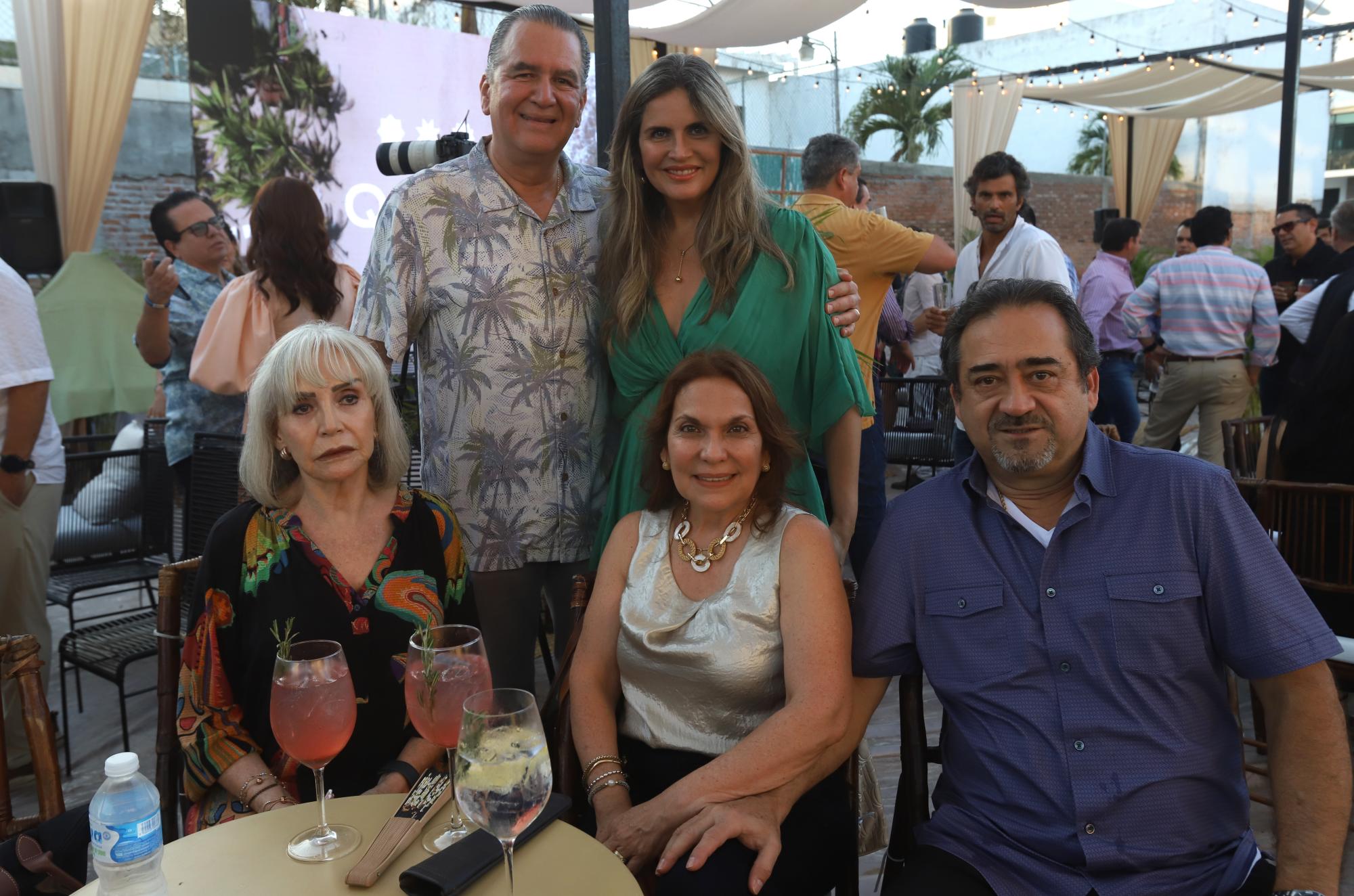 $!Connie Mendoza, Luis Laveaga, Sandra Rosell de Laveaga, Florida Castillo y Javier González Freeman.