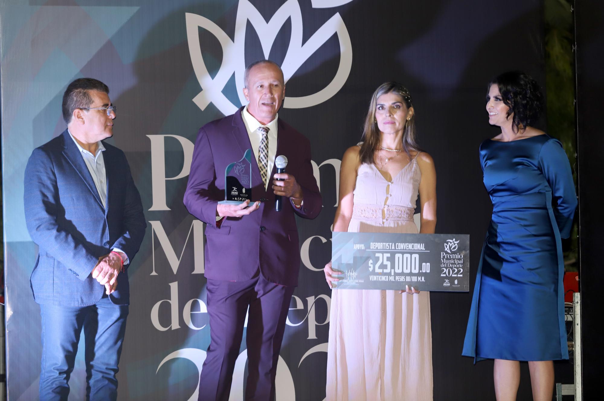 $!Manuel Verde Ríos y Fabiola Álvarez Mejía, papás del boxeador Marco Verde, ganador del Premio Municipal de Deporte, recibieron la distinción de manos del Alcalde Édgar González y Fabiola Verde.