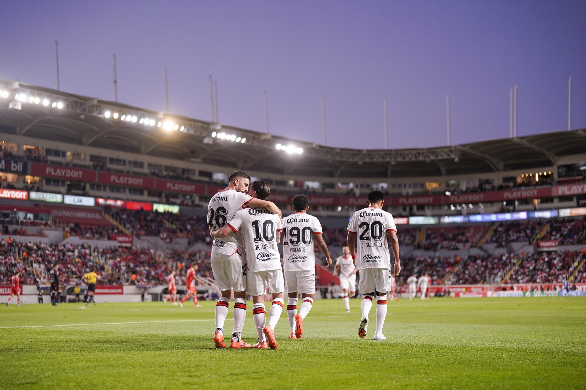 $!Sinaloense Angulo causa terror en visita al Necaxa