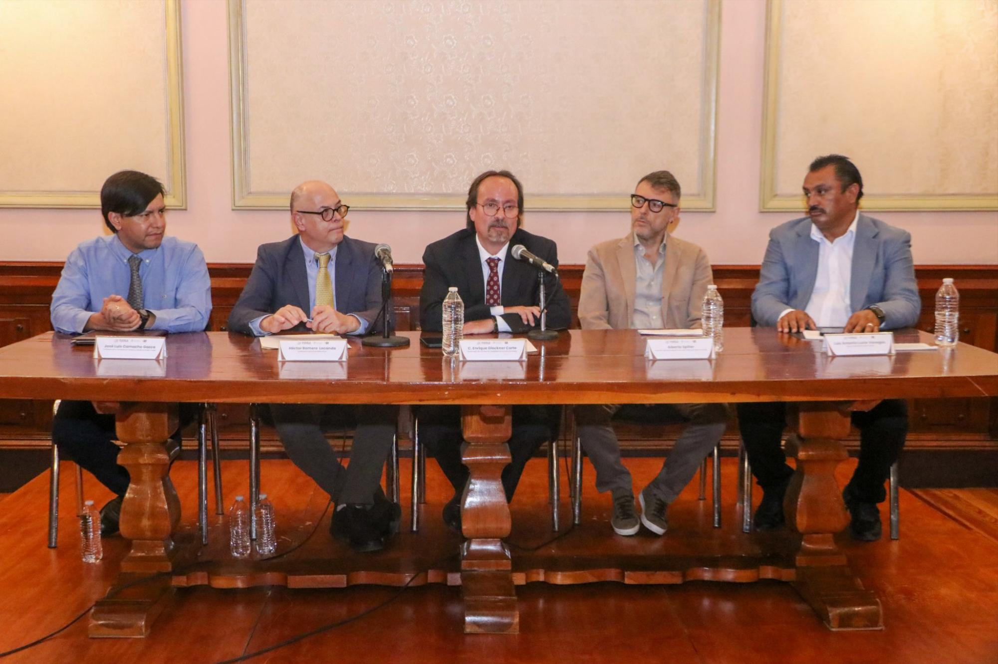 $!En la ceremonia de premiación estuvieron Héctor Romero Lecanda, Enrique Glockner, Luis Antonio Lucio, José Luis Camacho y el escritor galardonado.