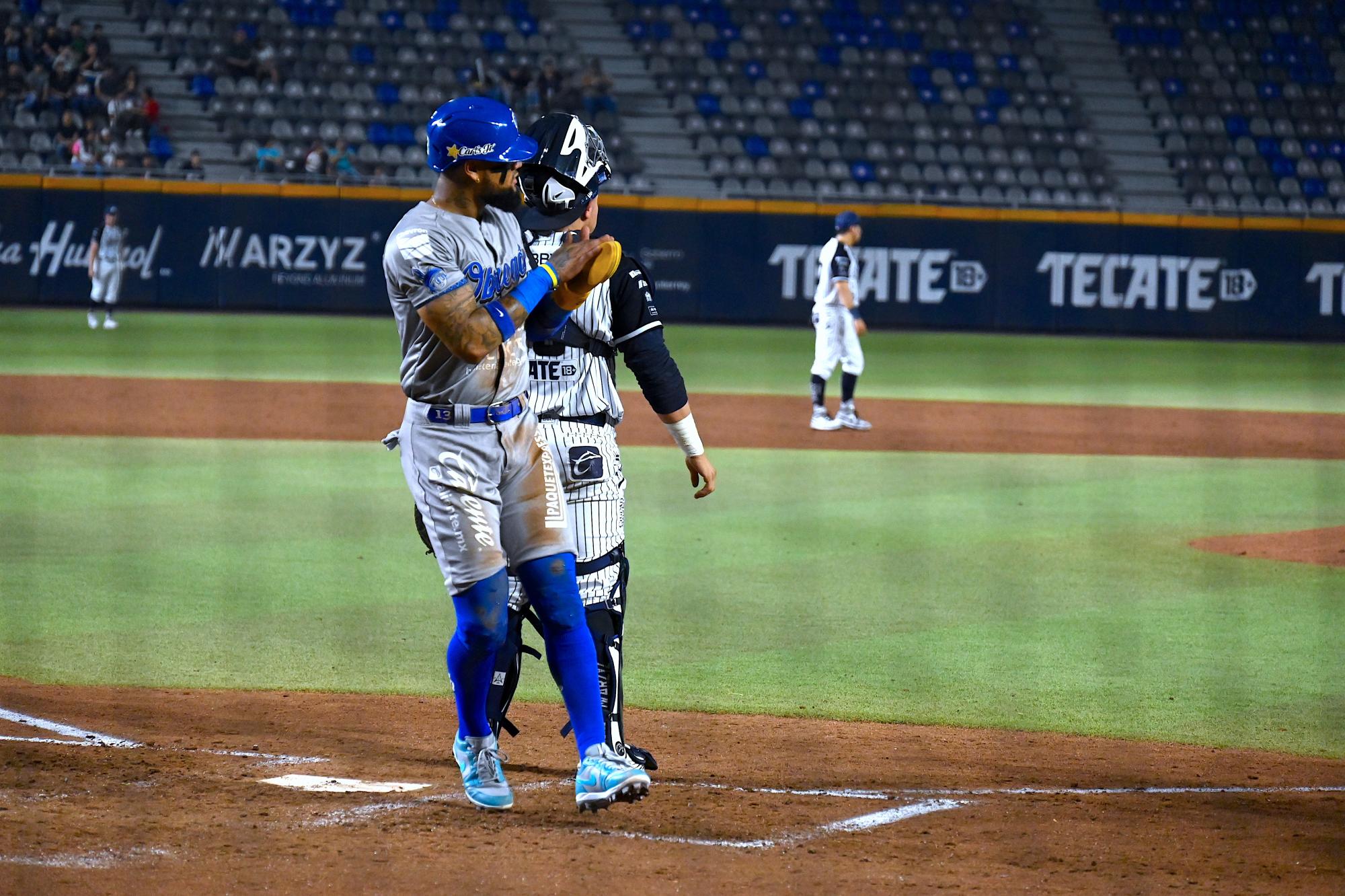 $!Sultanes apalea a Yaquis y se apodera de la serie