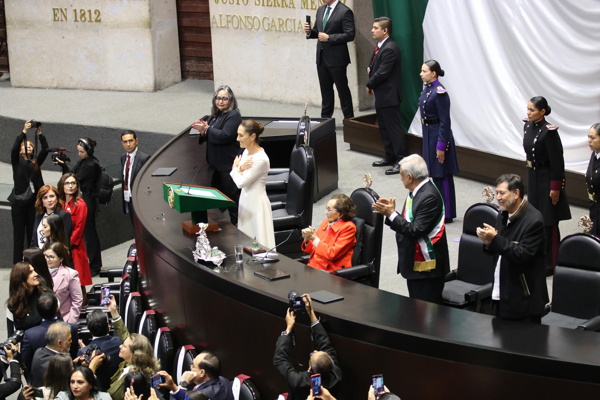 $!En su primer discurso como Presidenta de México, Sheinbaum se desvive en elogios hacia AMLO