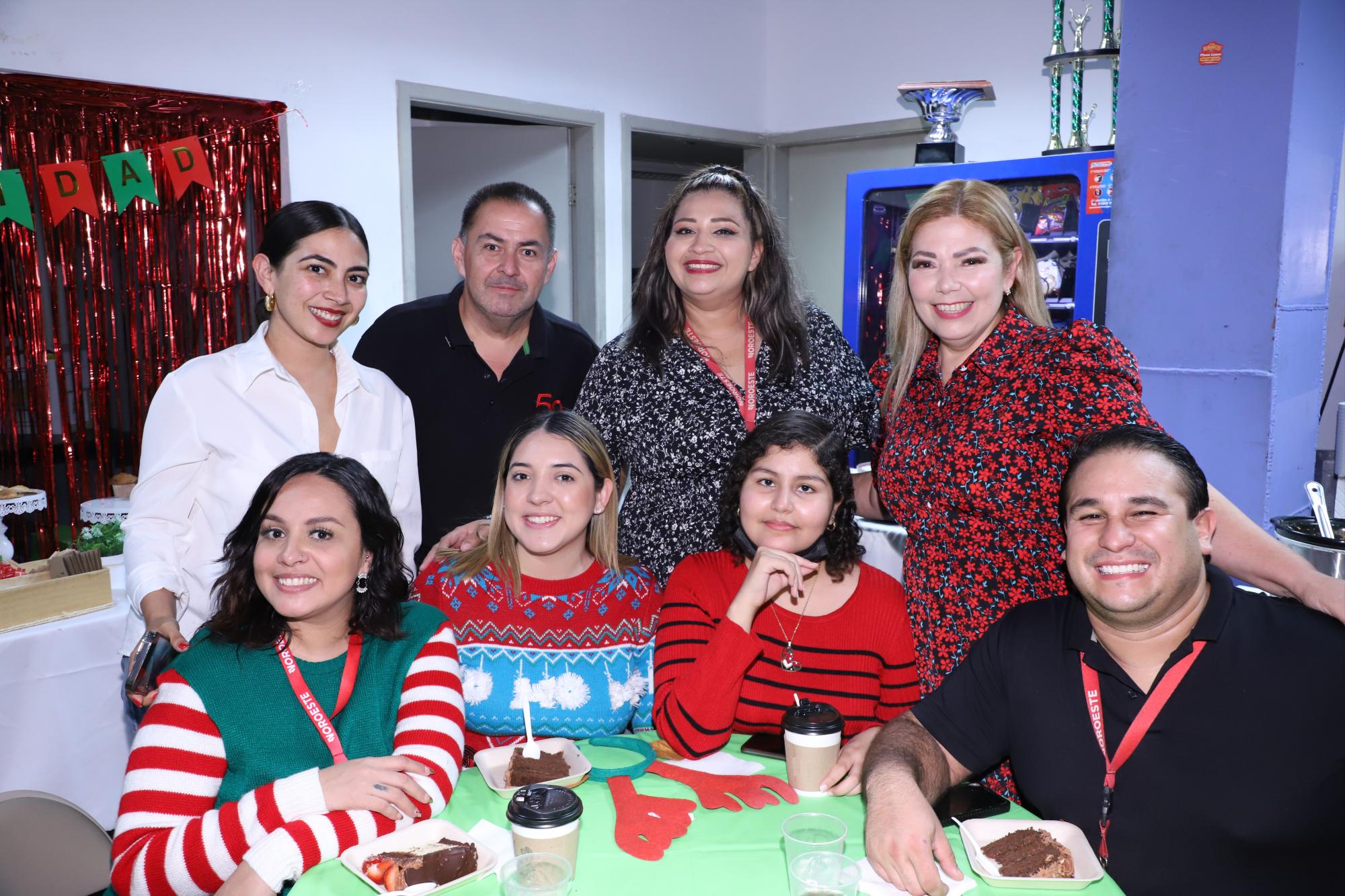 $!Stefania Ponzo, Jesús Herrera, Ana Karen García y Elizabeth Peraza. Sentados, Carolina Zataráin, Alina Zataráin, Estefany López y Manuel Serrano.