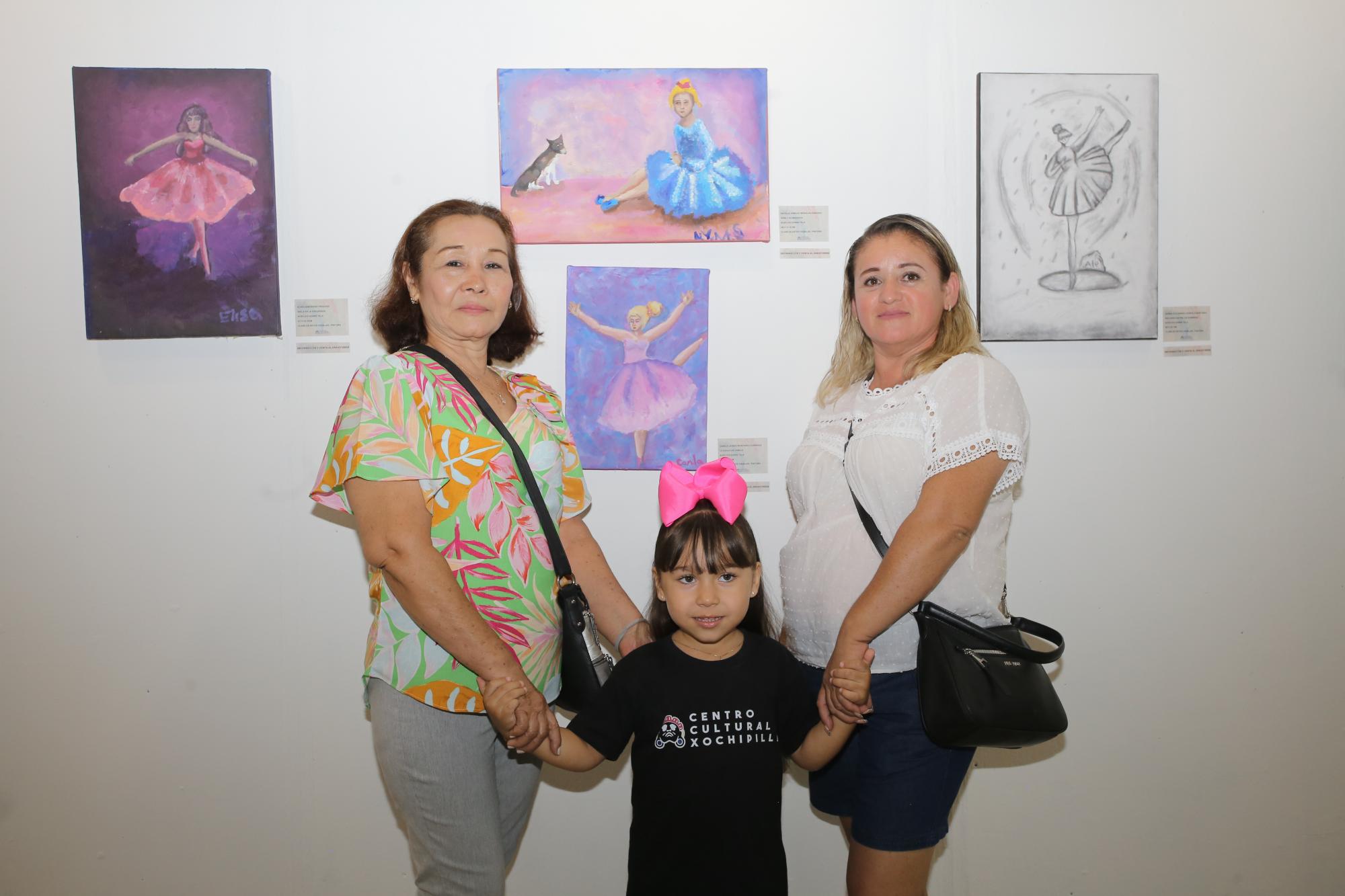 $!La pequeña artista Camila Leinad Montaño entre sus abuelitas, Dolores Salas y Chuyita González.