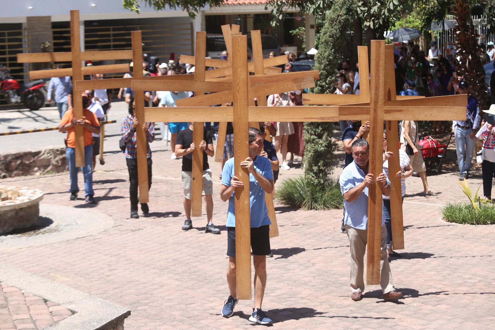 $!Los feligreses católicos recordaron el calvario de Cristo el Viernes Santo.