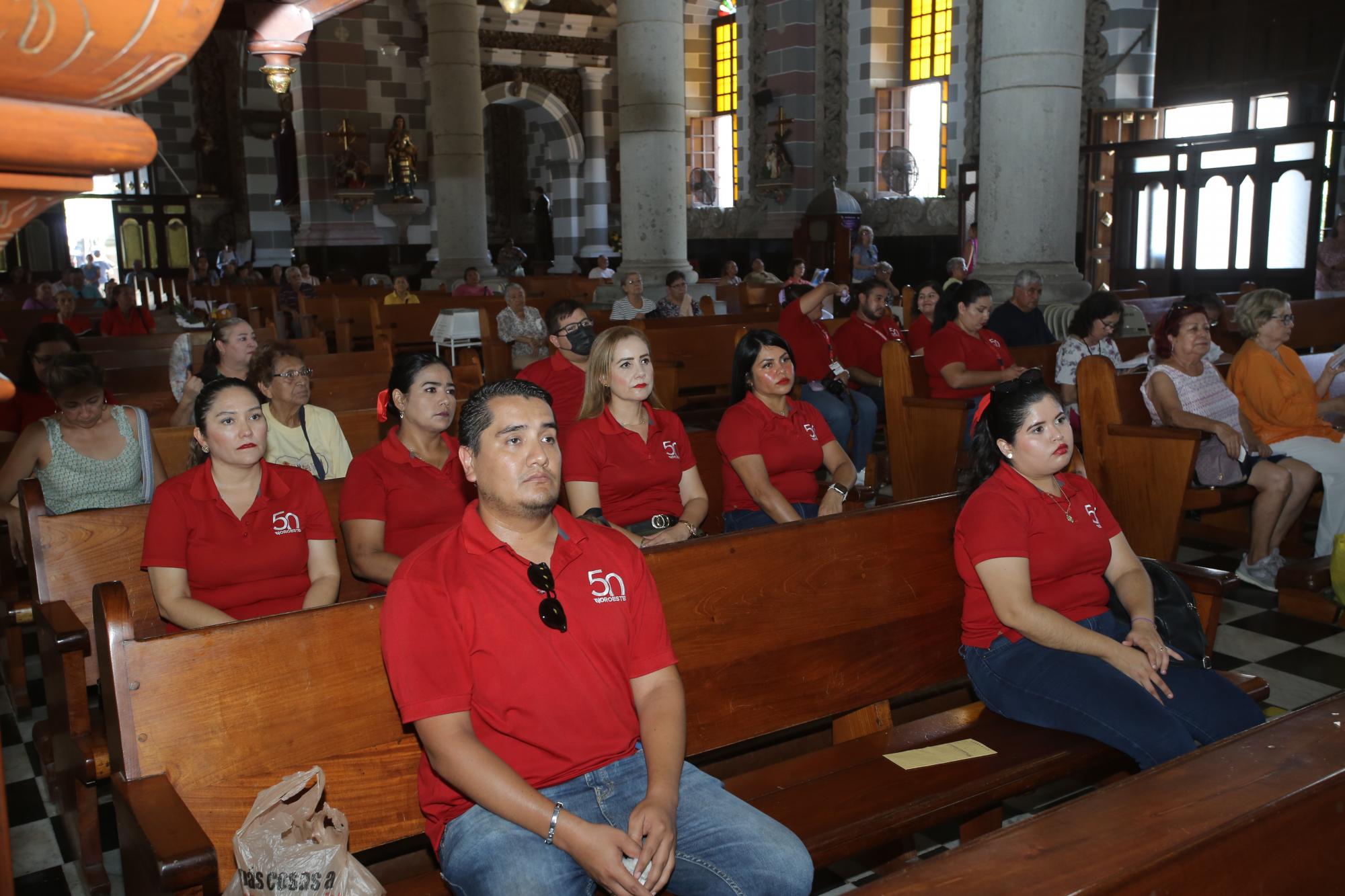 $!Lupita Páez, Olga Solís, Adriana Marrujo y Araceli Solano. Al frente, Érick Conde y Xóchitl Aguilar.