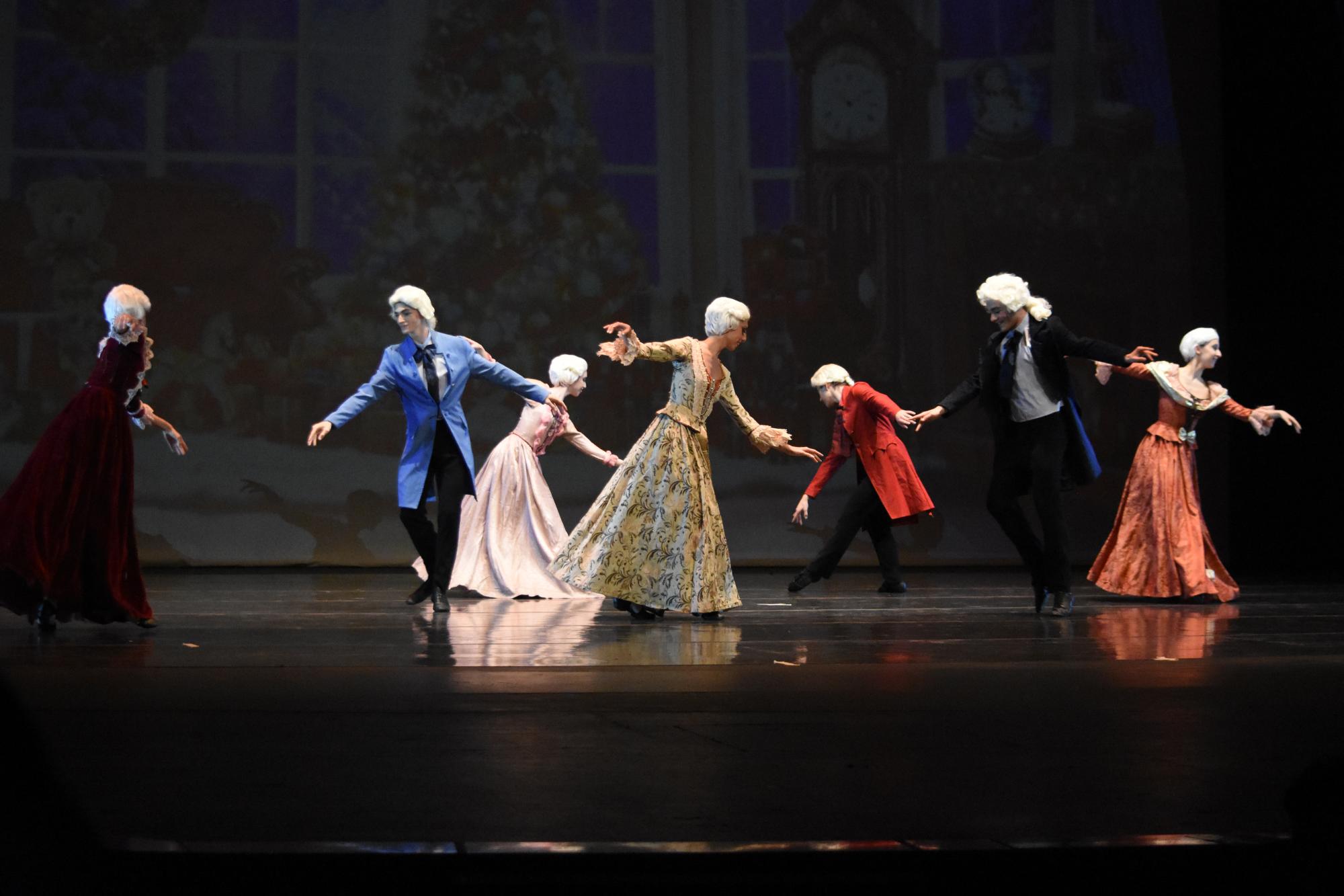 $!Durante la obra, los bailarines demostraron gran ejecución y técnica en el arte del ballet.