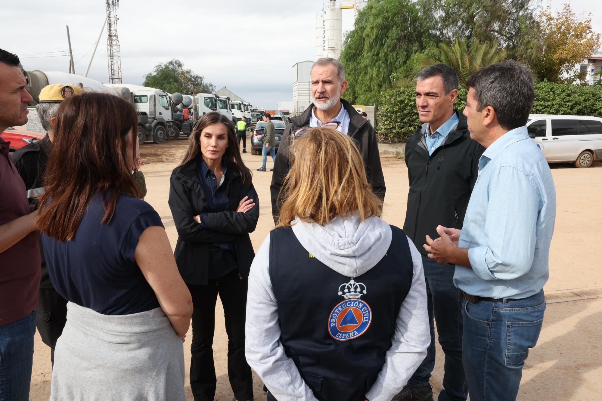 $!Arrojan barro y abuchean al Rey de España y al Presidente en visita a zona devastada por inundaciones en Valencia