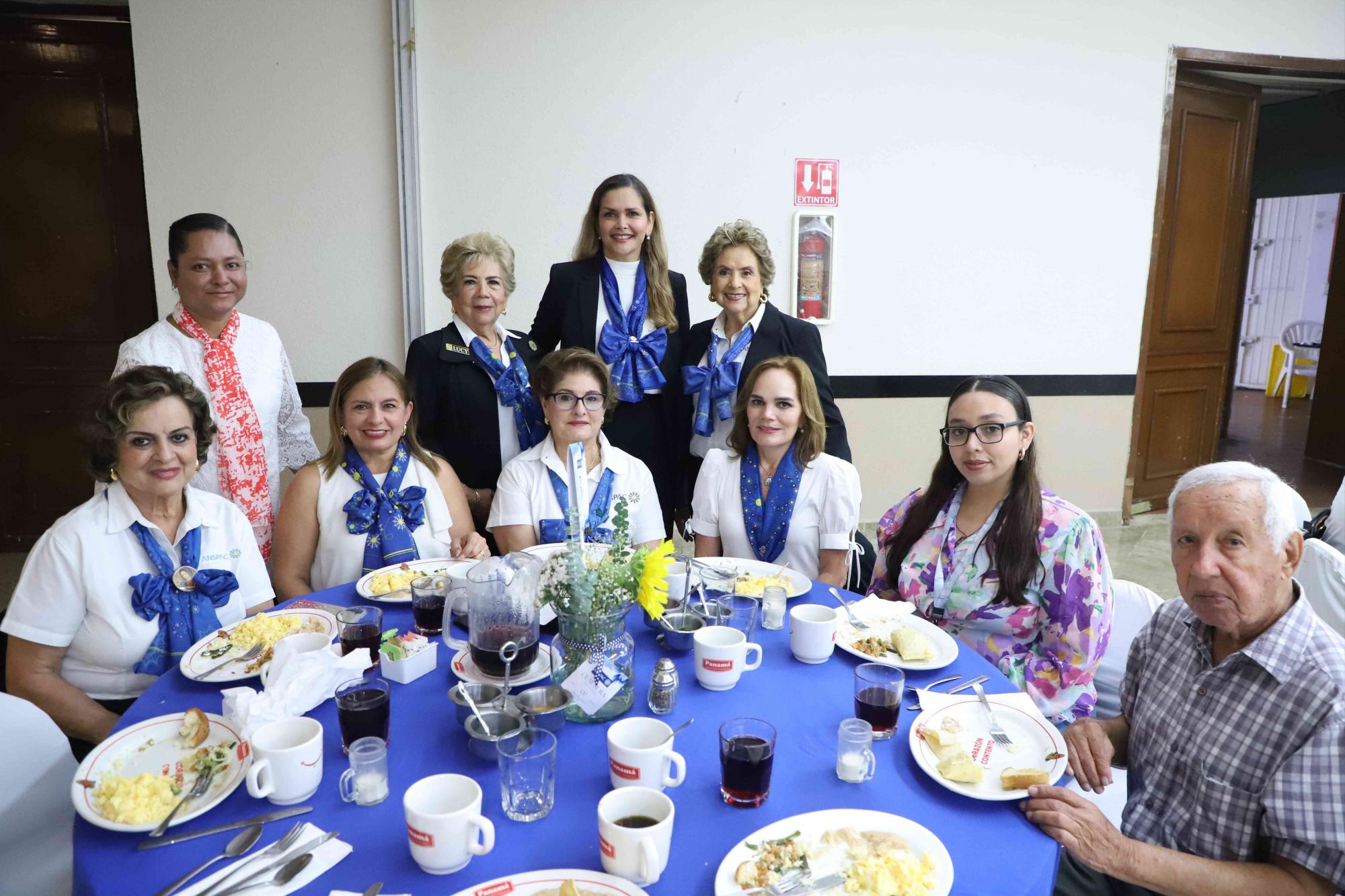 $!Candelaria Peña, Lucy Calleros de Soto, Imelda Morales de Chicuate, Magdalena Lizárraga de Ramírez, Rayito Arias de Rodríguez, Liz Benítez de Sarabia, Coco Urrea de Valadés, Mechita Cubillas de Henderson, Karely Ibarra y Manuel Páez.