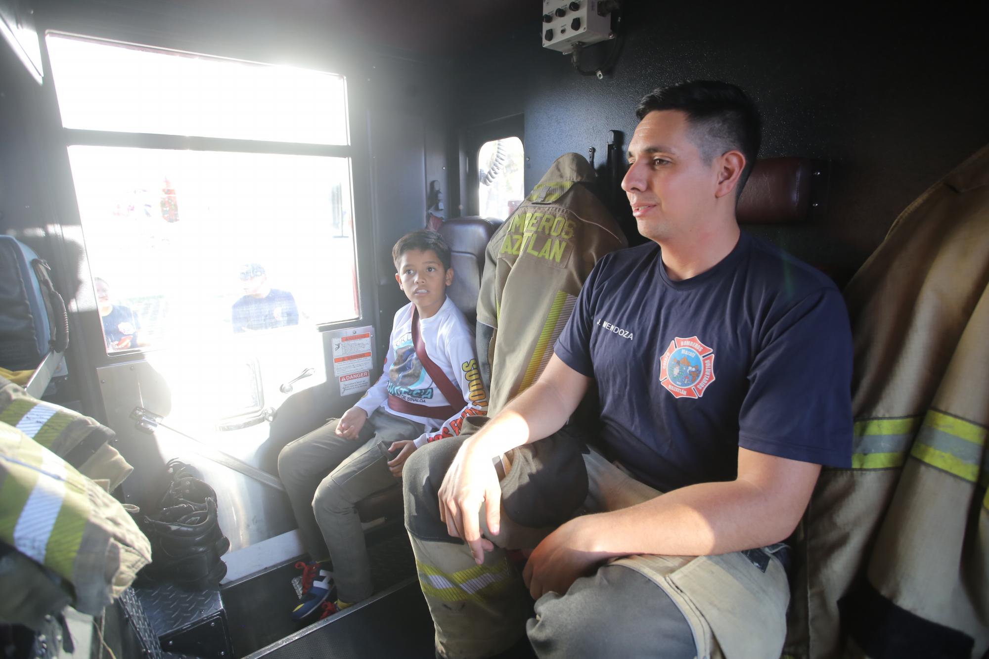 $!Luis Alejandro pudo cumplir su sueño al subirse a un camión de bomberos y conocer su labor.