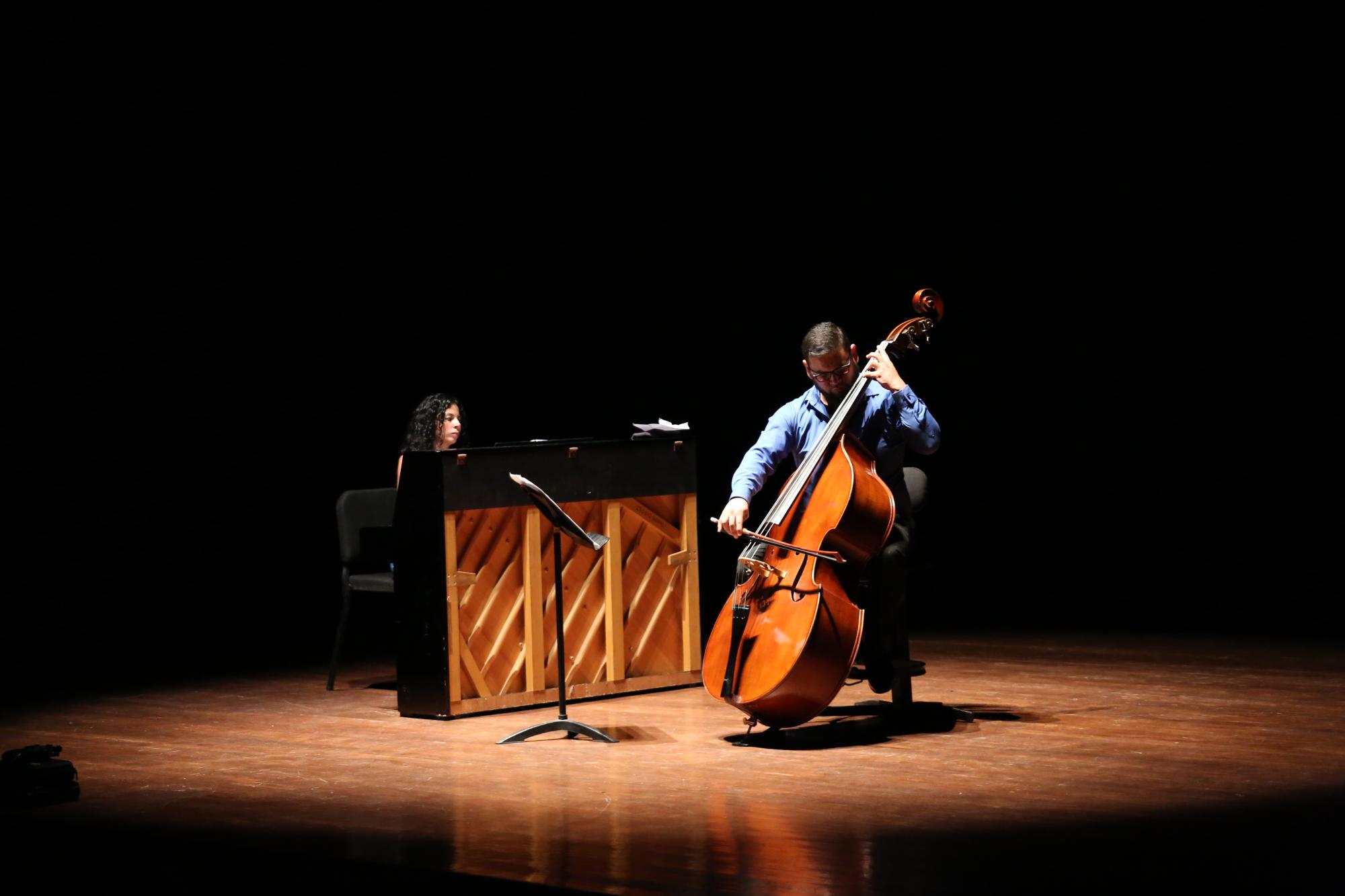 $!El concierto inició con el estreno de la ‘Elegía para contrabajo y piano’.