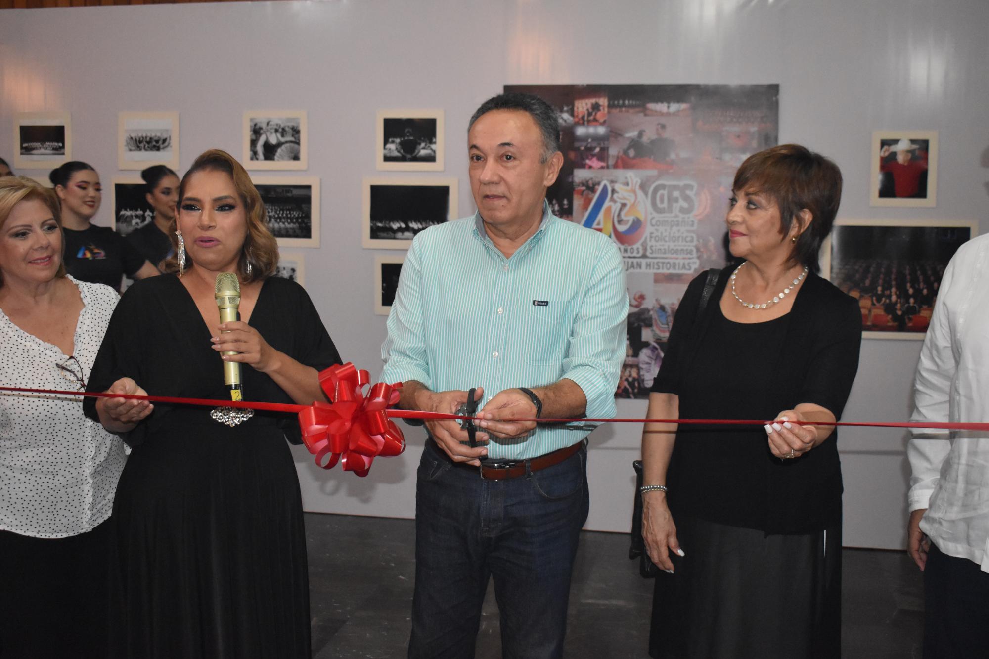 $!También se realizó la inauguración de la exposición fotográfica de la compañía.