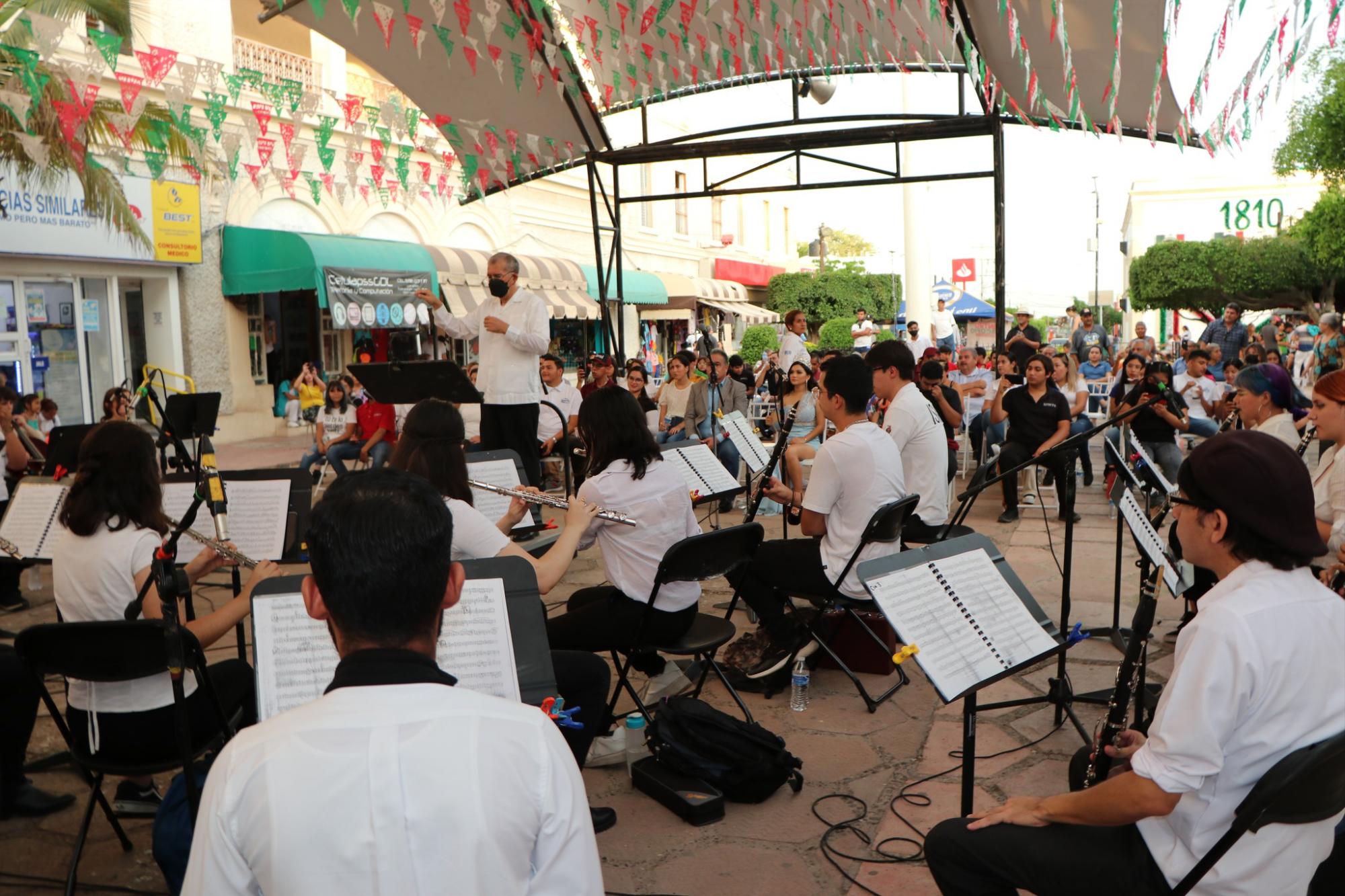 $!Para iniciar los festejos se presentó la Orquesta Sinfónica Juvenil del Estado de Sinaloa.