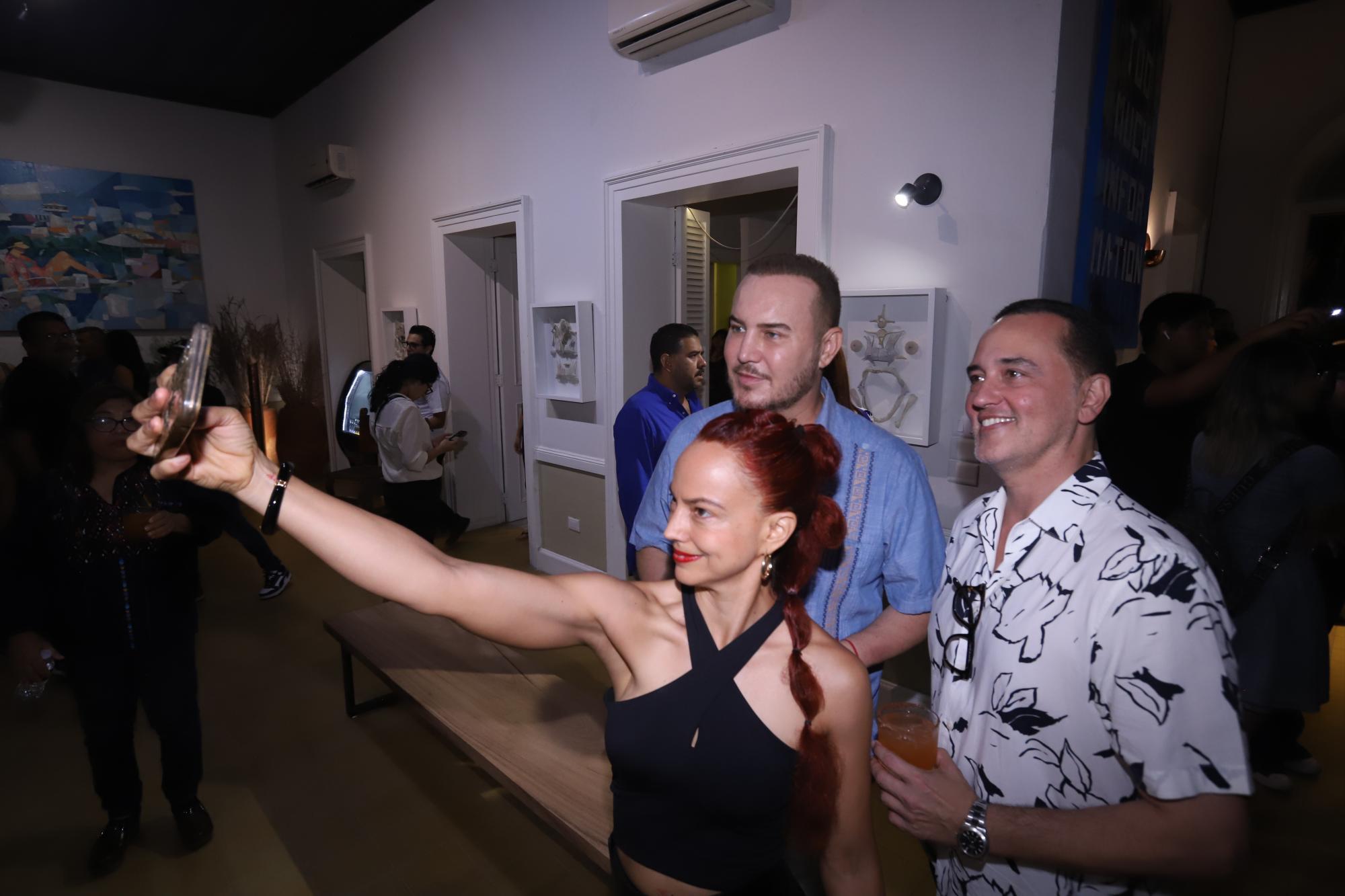 $!Laura Graef, Édgar Romero y Víctor de Rueda se toman una selfie.