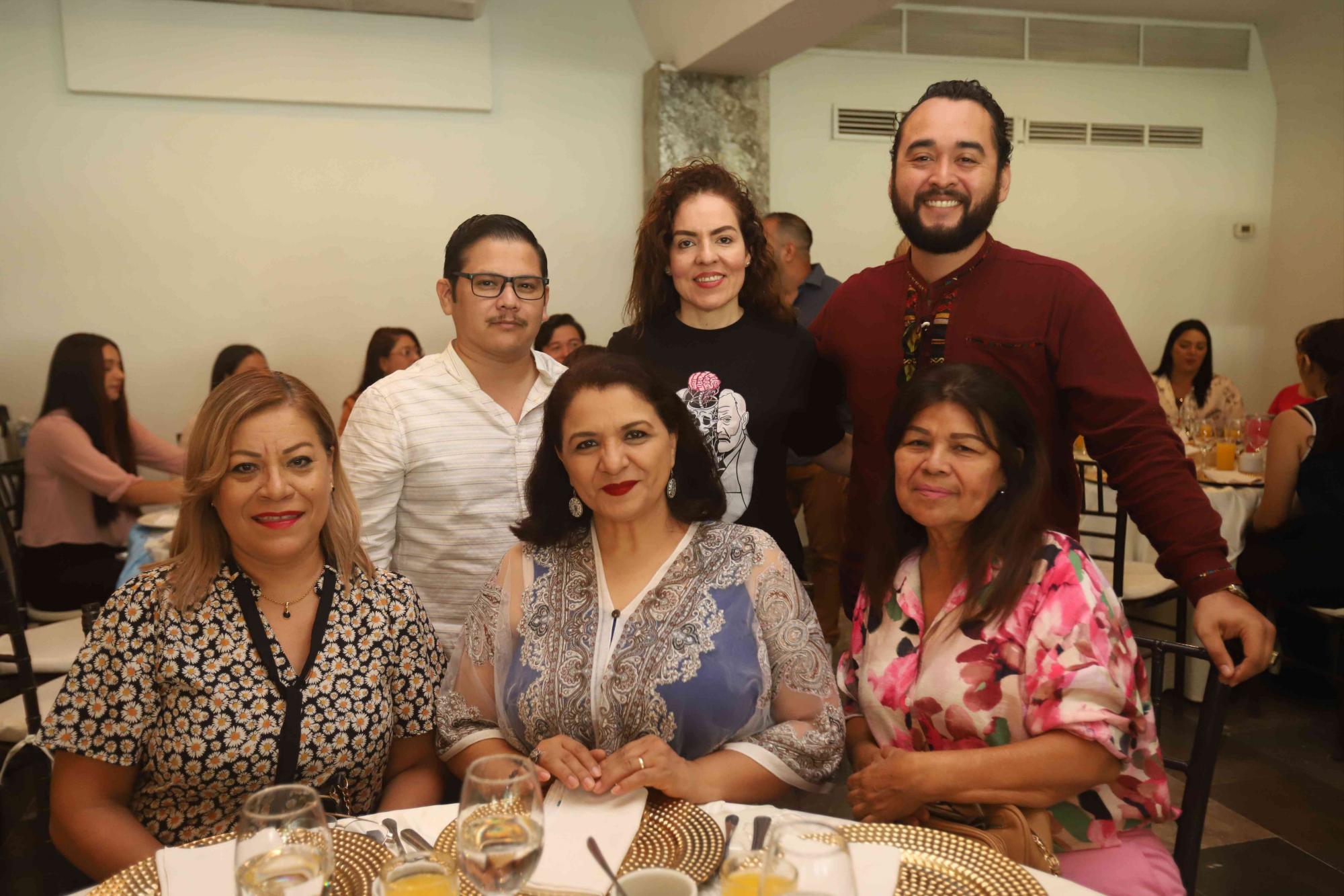 $!Francisco Beltrán, Patricia Capaceta, Adolfo Chavira, Magdalena Juárez, Paty Delgadillo y Mónica Tirado.