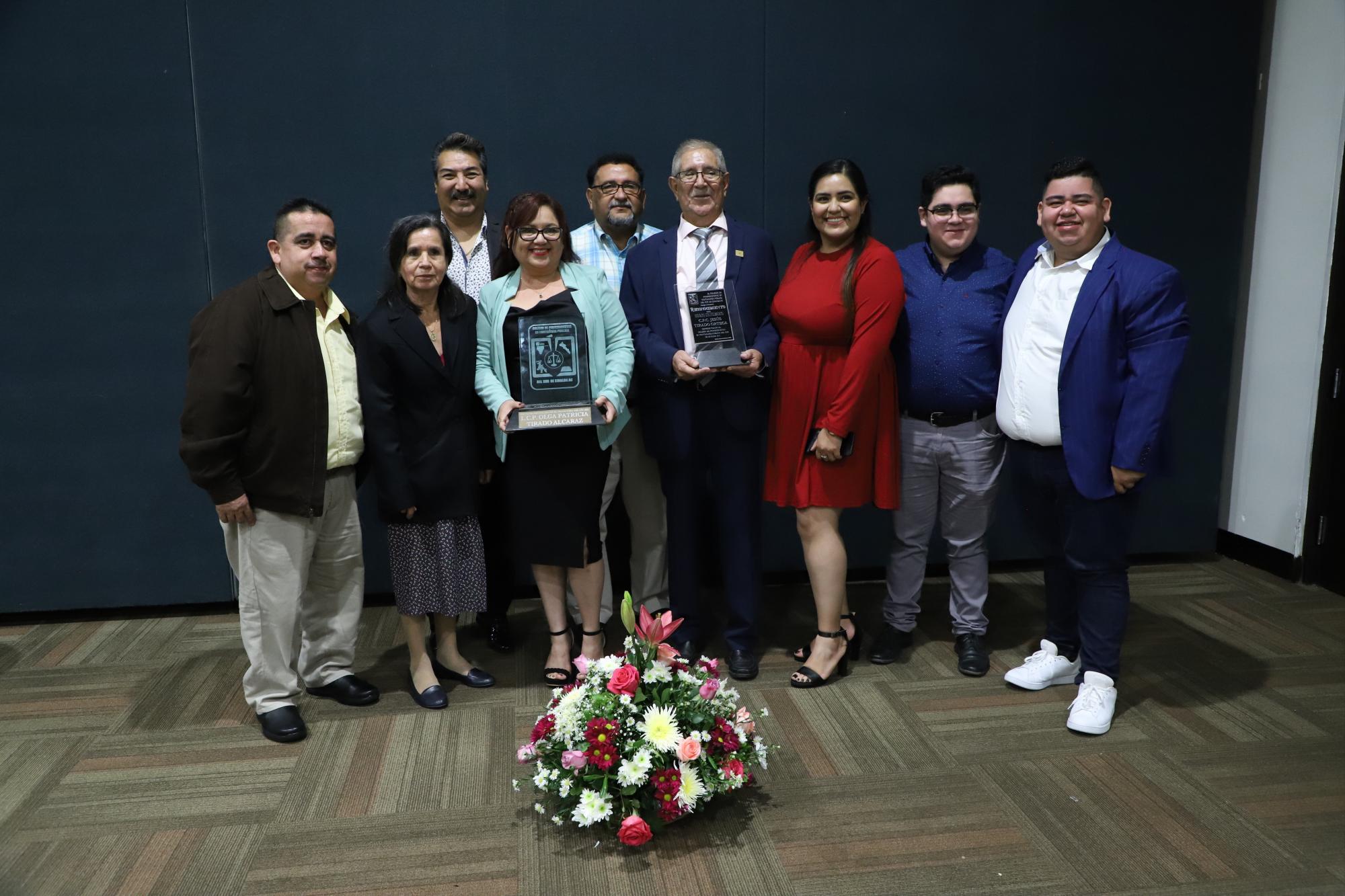 $!Olga Patricia Tirado y Jesús Tirado Ortega, con sus respectivos reconocimientos, aquí junto a sus familiares.