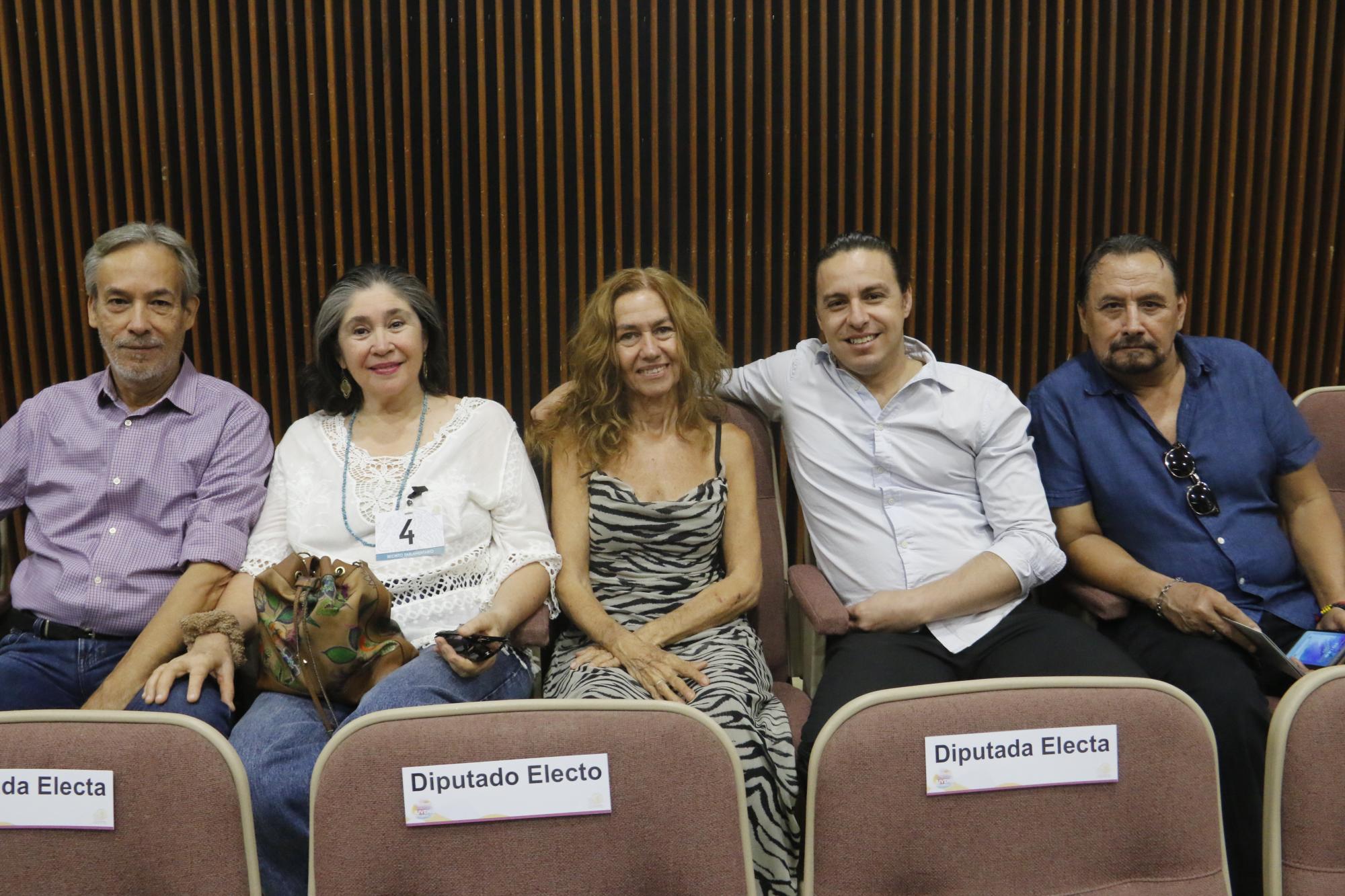 $!Leo Salgado, Lorena de Salgado, Rosa María Robles, Aristeo López y Lázaro Fernando Rodríguez, acompañan a Camila Govea Robles ganadora del Mérito Artístico.