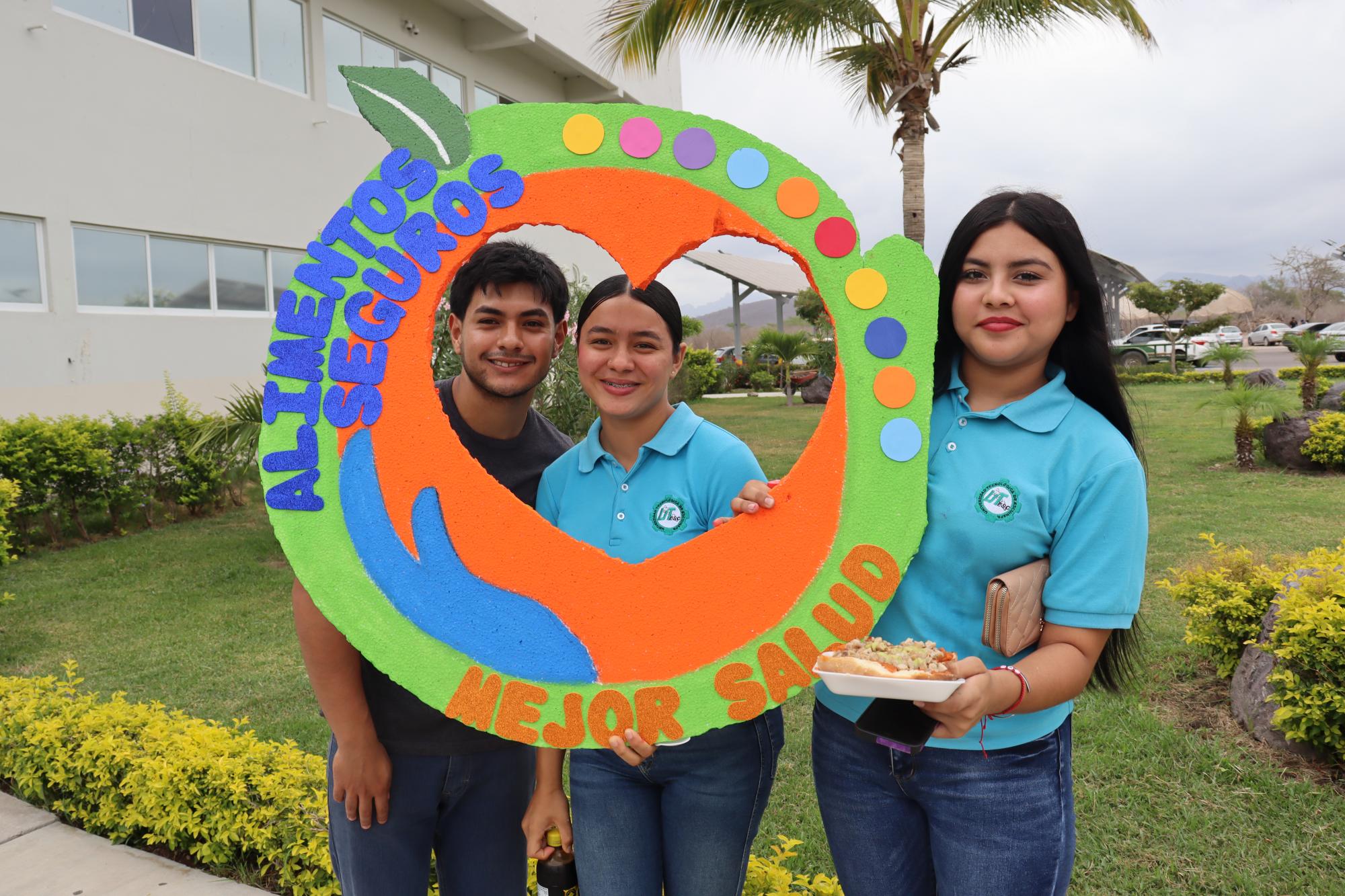 $!Los alumnos de la Licenciatura en Gastronomía muestran algunas de sus actividades realizadas.