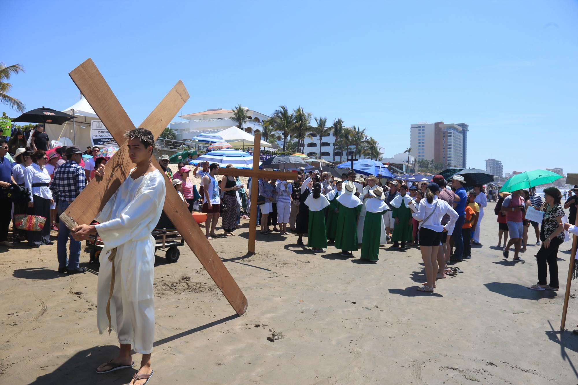 $!Viacrucis viviente que organiza el Templo de San Judas Tadeo se realiza por la playa.