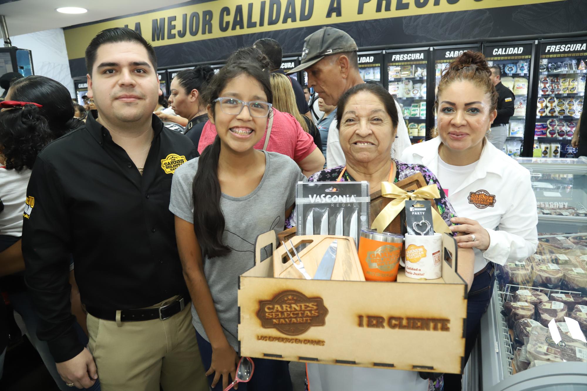 $!Los directivos Julio Aguillón y Éricka Anabel Reyes entregaron un regalo al primer cliente de la sucursal, a la señora Amada Sánchez quien acudió a la tienda acompañada de su nieta Charlotte Leyva Sanchez.