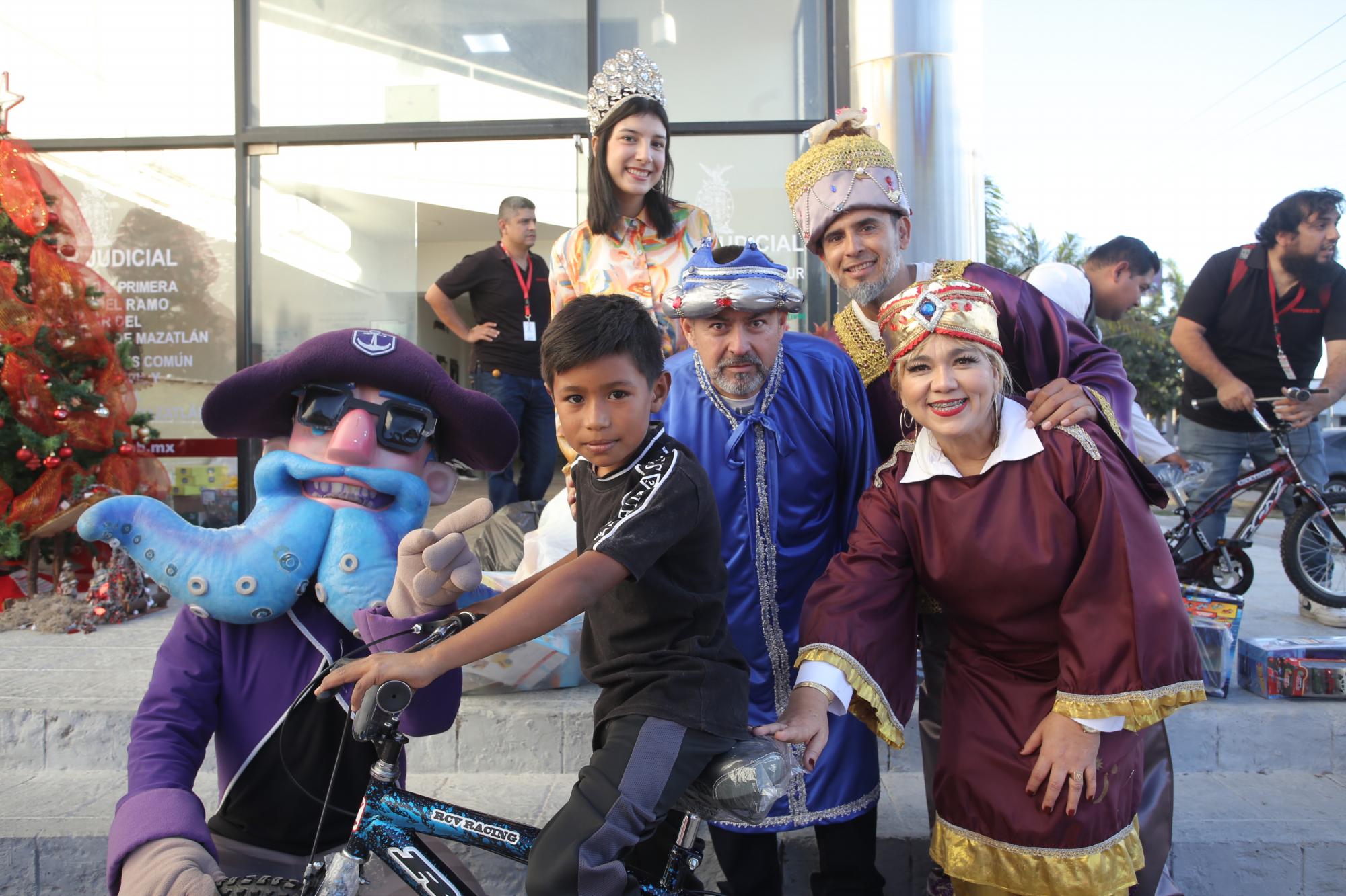 $!Irvin Alexis recibió una bicicleta.