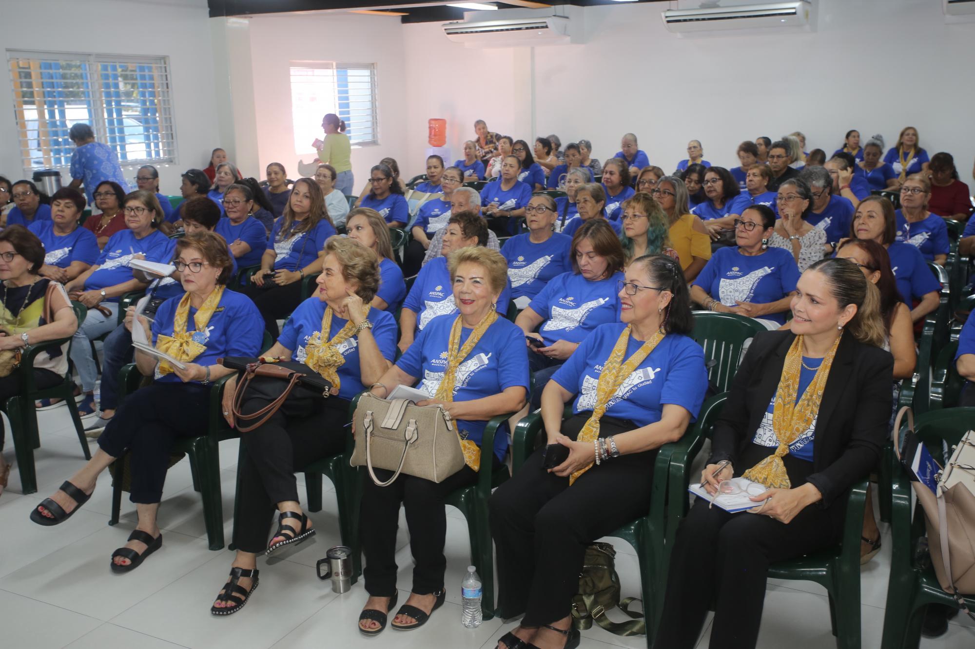 $!Muy atentas estuvieron las asistentes a la charla.