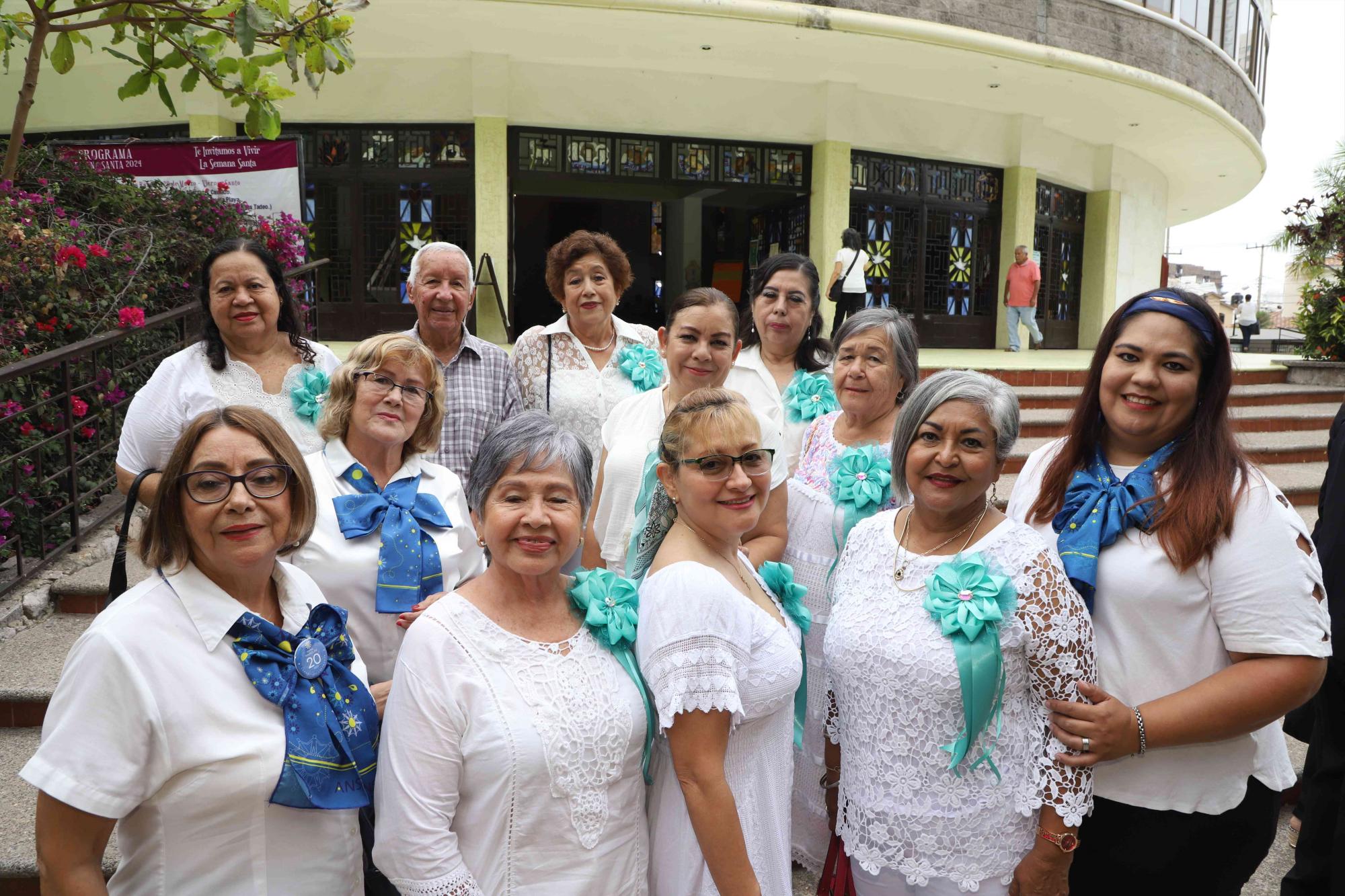 $!Los integrantes de la Unidad de Jubilados y Pensionados del IMSS se toman la fotografía del recuerdo.