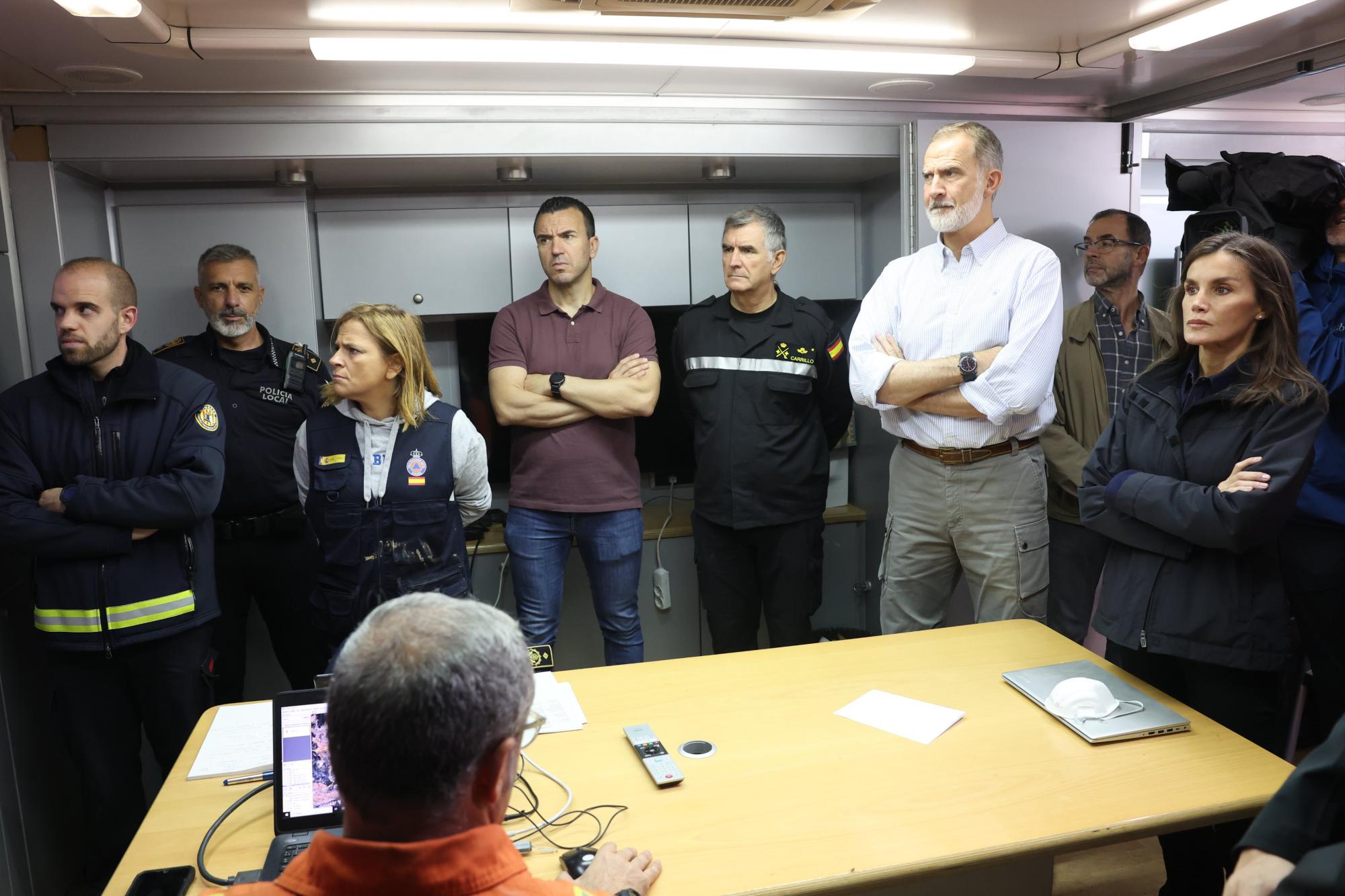 $!Arrojan barro y abuchean al Rey de España y al Presidente en visita a zona devastada por inundaciones en Valencia