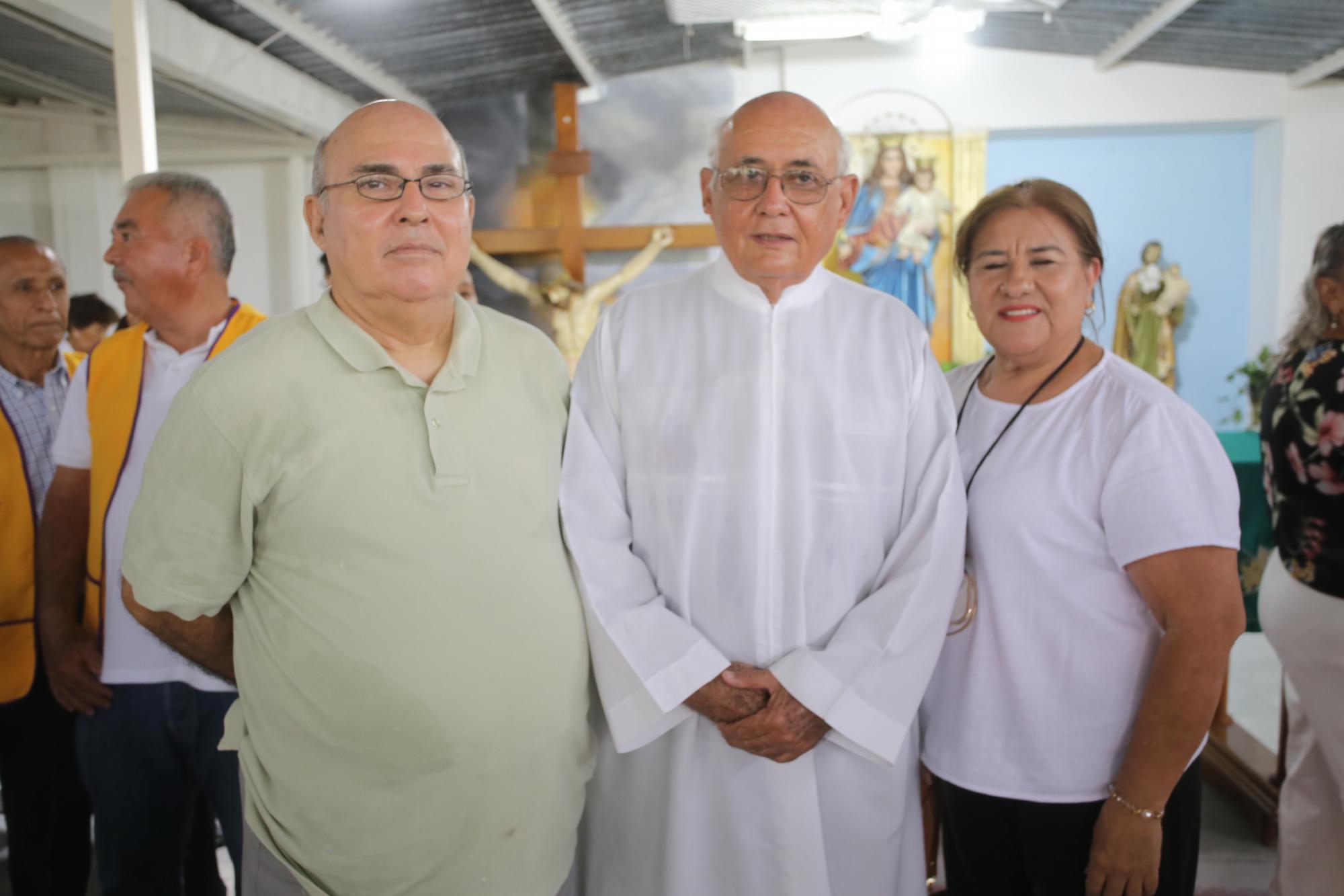 $!El Padre Amador entre su hermano, Salvador Campos y su cuñada, Marisa Melina Valdez.