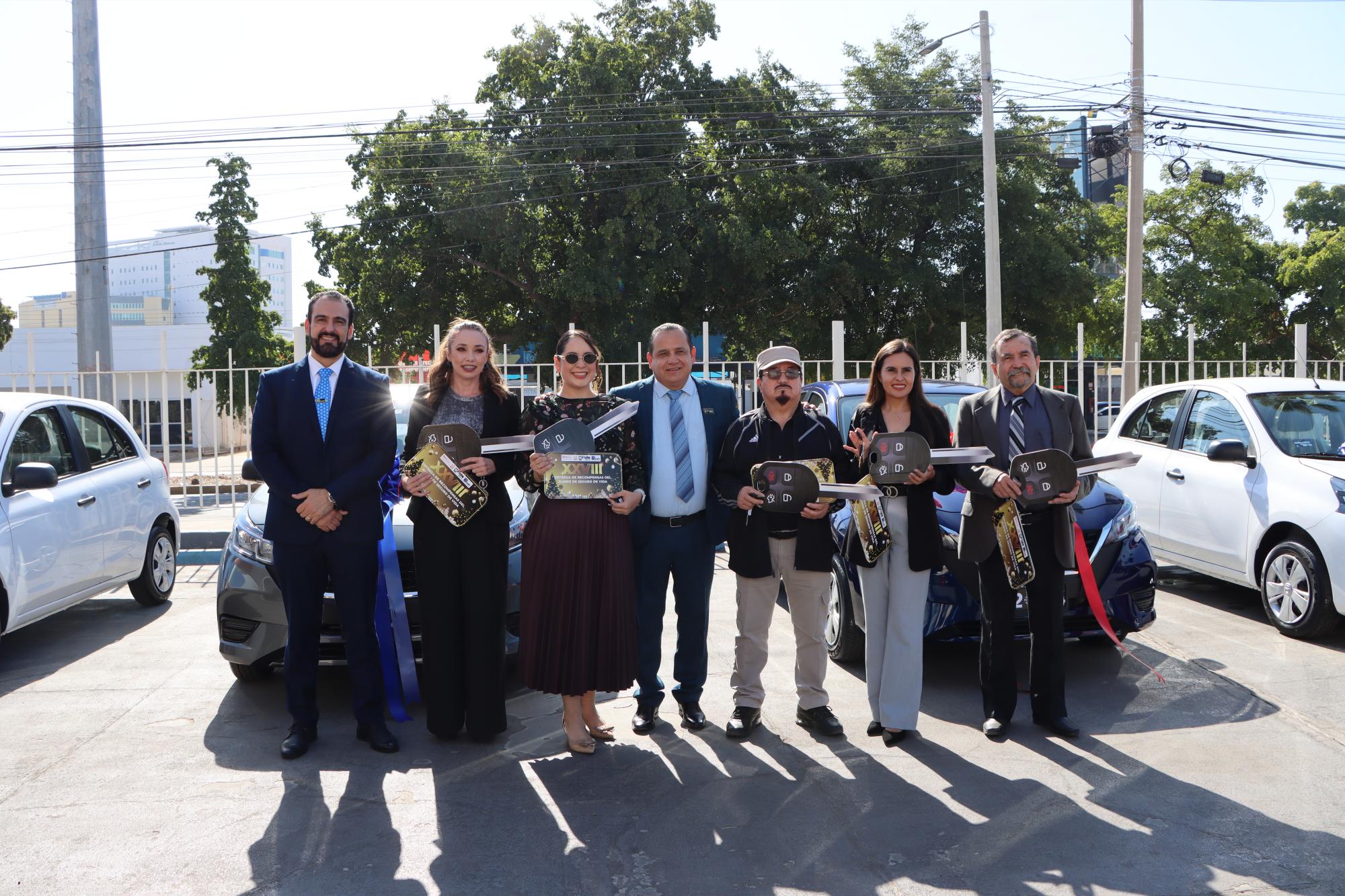 $!Ganadores del automóvil, acompañados del Srio. Gral. de la Directiva Seccional del SNTE en la Sección 53 y Presidente del Comité Técnico de FIGLOSNTE 53.