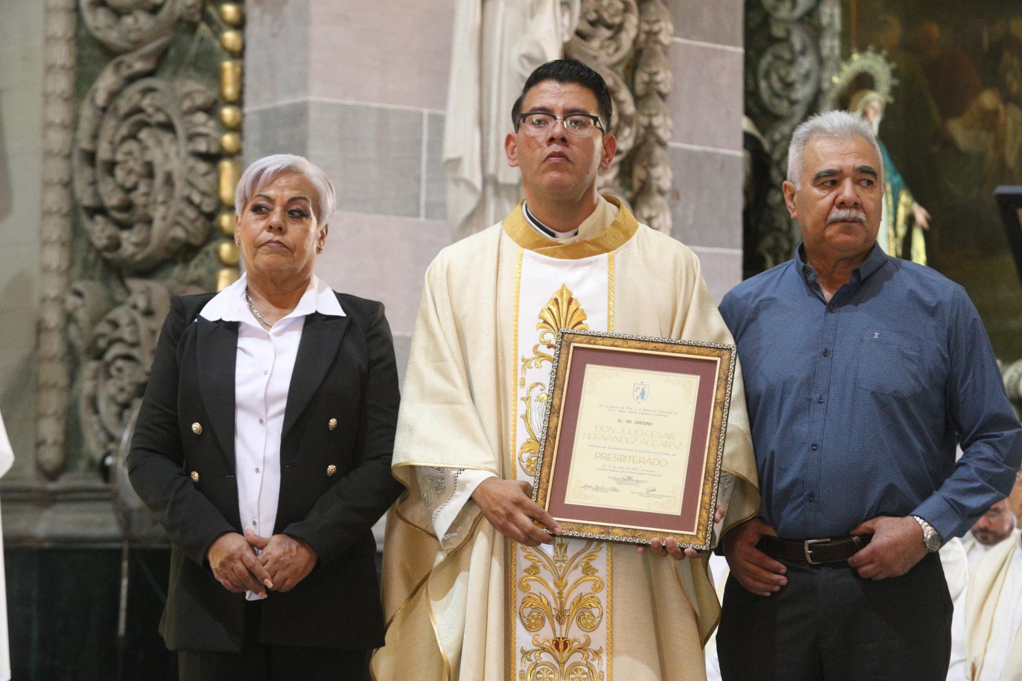 $!El Padre Julio César Hernández entre sus padres, Lidia Alcaraz de Hernández y Guadalupe Hernández Dimas.