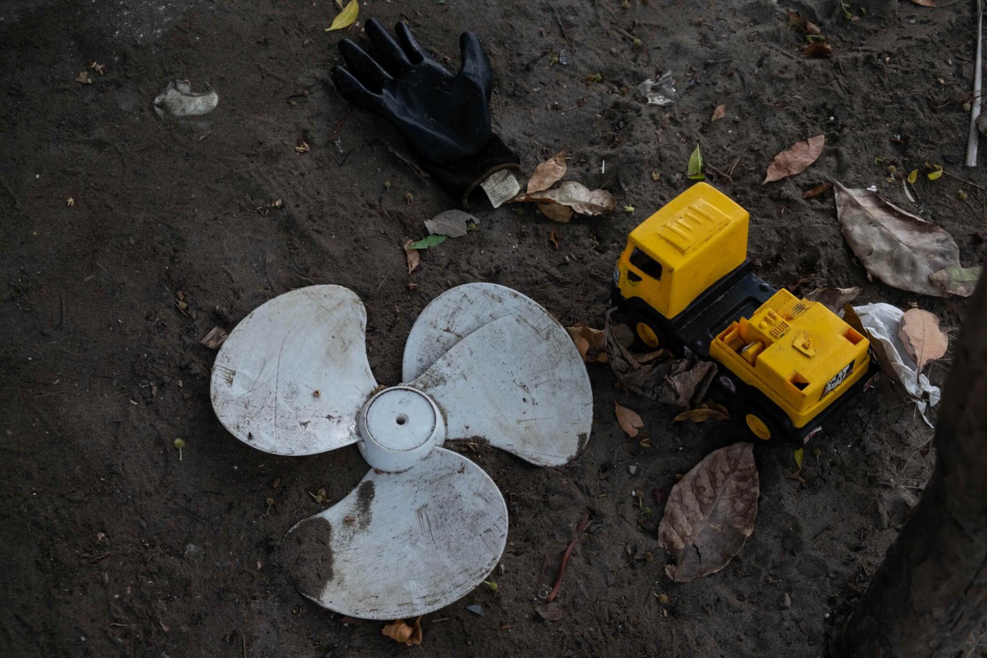 $!Al recorrer la comunidad de El Bosque se miran objetos que antes se encontraban dentro de las casas que hoy ya no están.