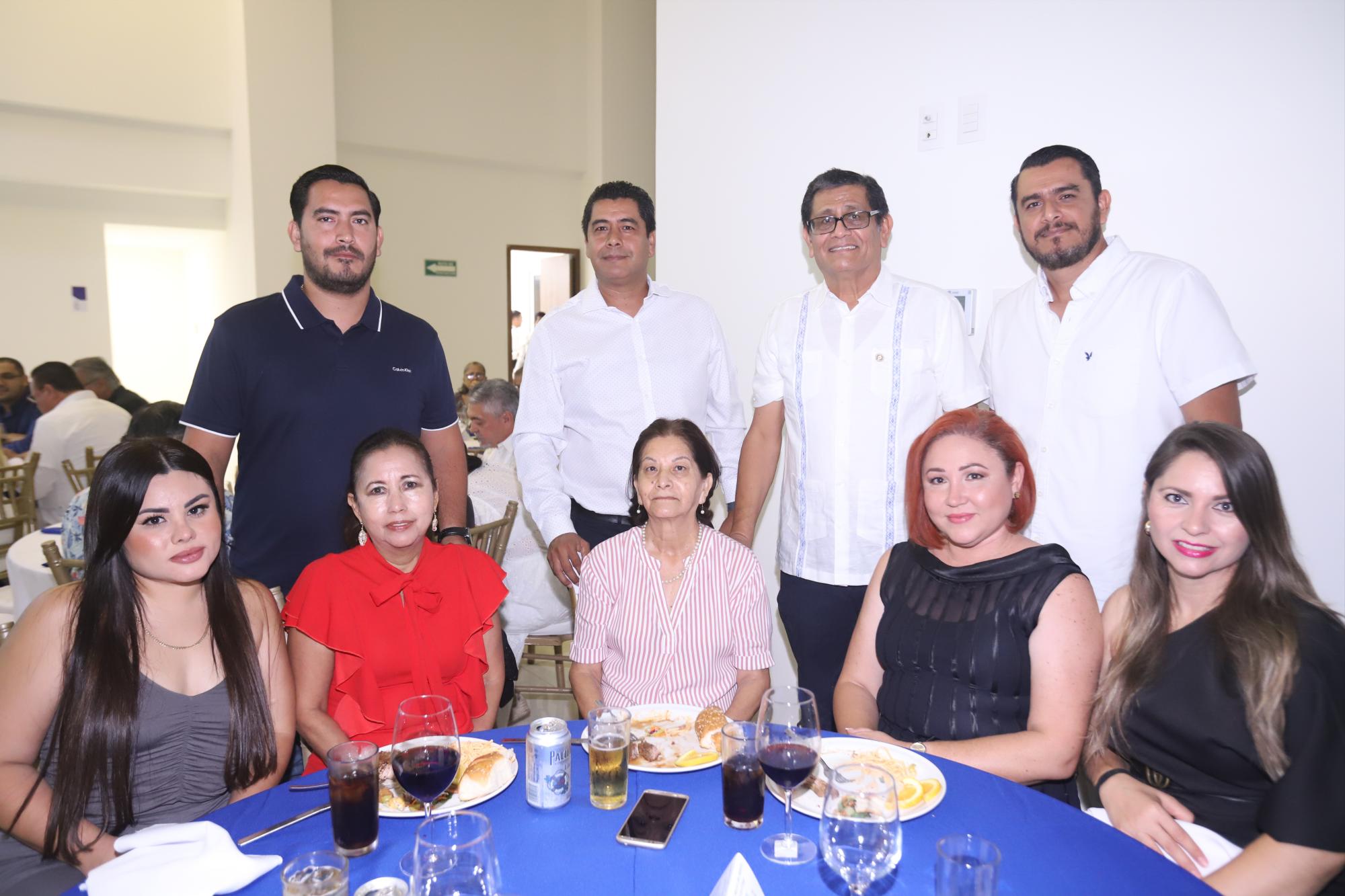 $!Daniel y Agustín Juárez, Arturo Zamudio, Carlos Juárez, Liliana Venegas, Leticia Morales, Consuelo Zamudio, Ofelia Castro y Cinthia Peraza.