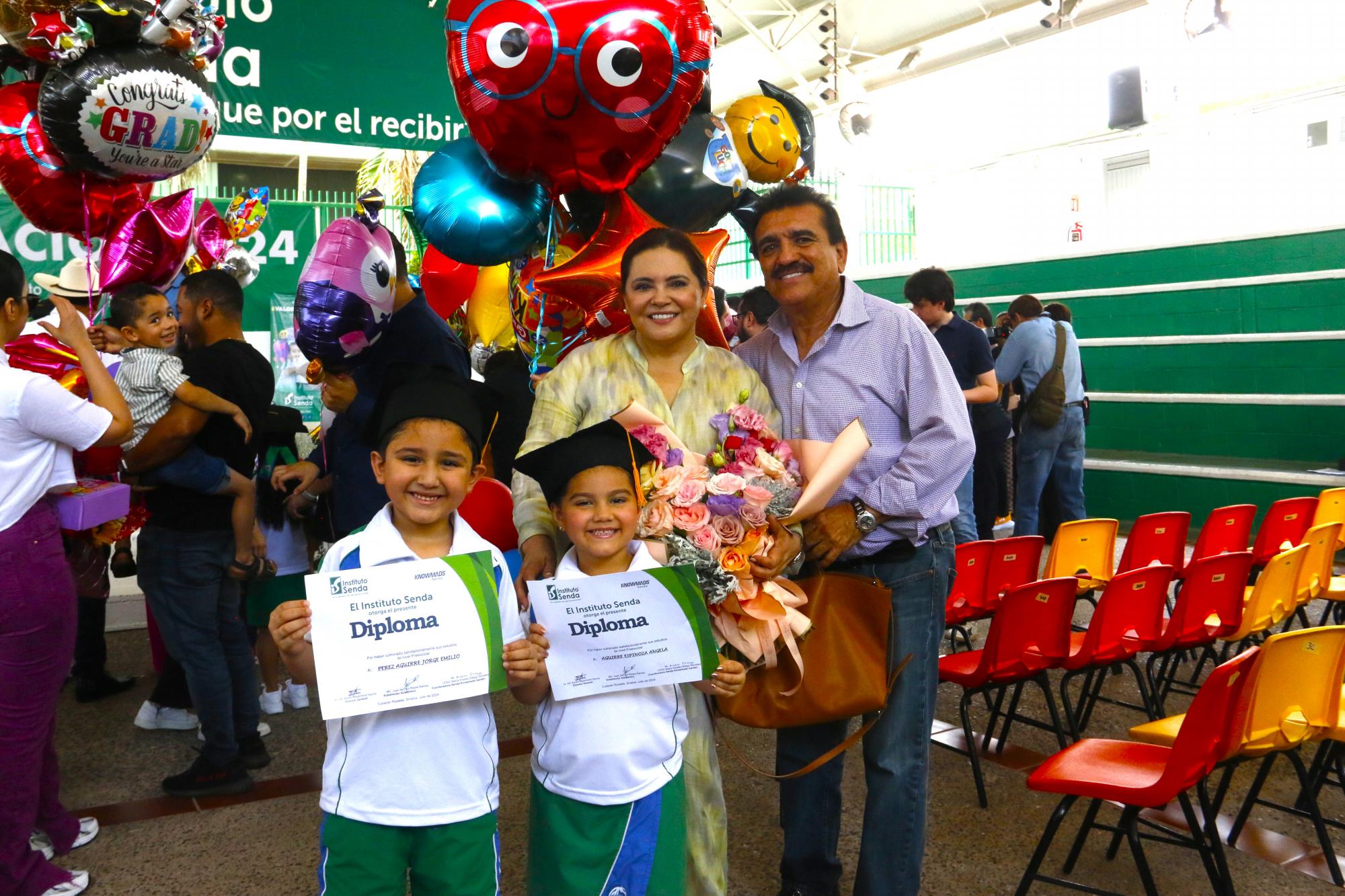 $!Federico Aguirre y Rosy de Aguirre con los pequeños Emilio Pérez Aguirre y Ángela Aguirre Espinoza.