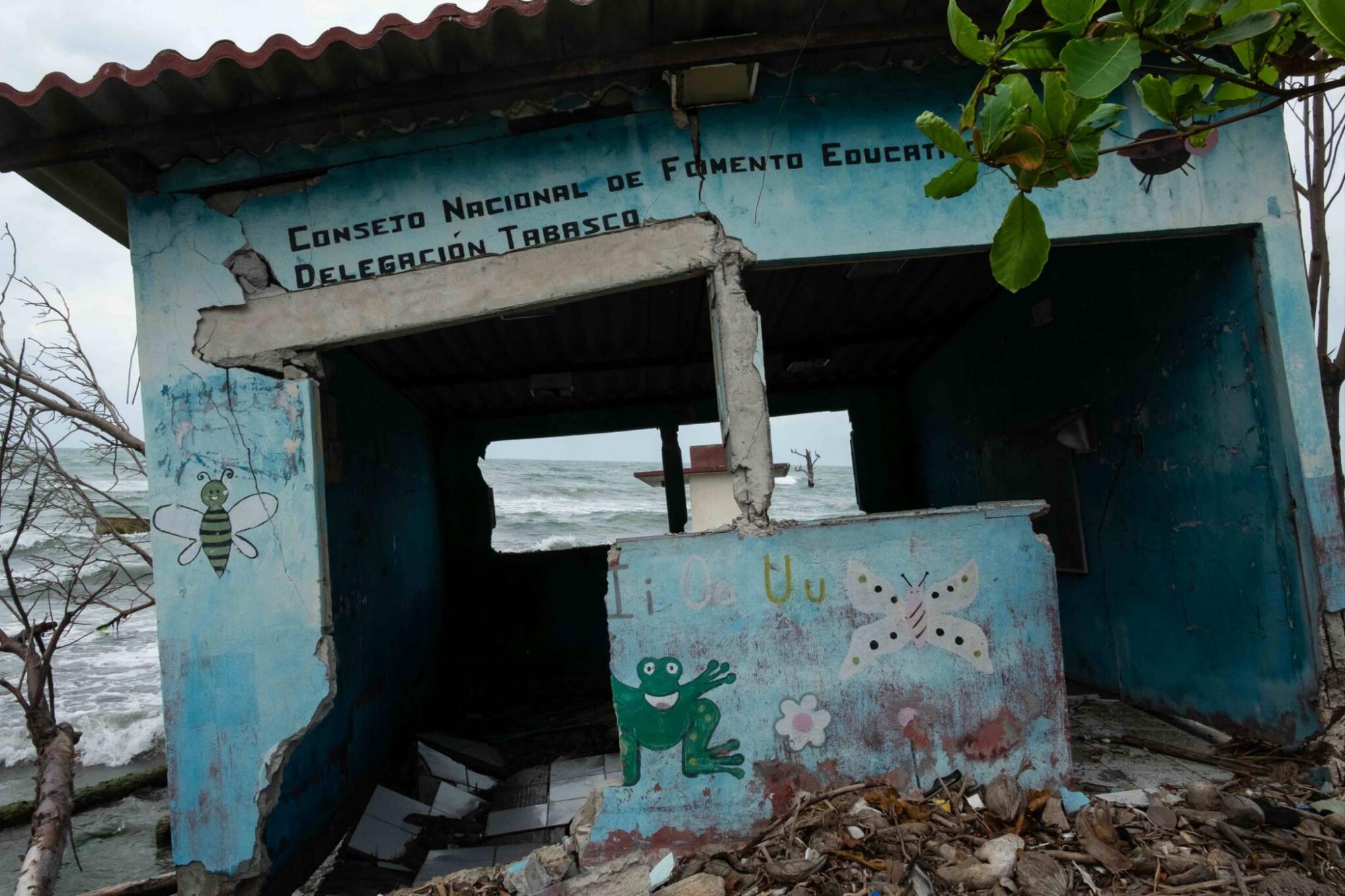 $!En febrero de 2023, los habitantes de El Bosque miraron como el mar venció los cimientos de las escuelas.