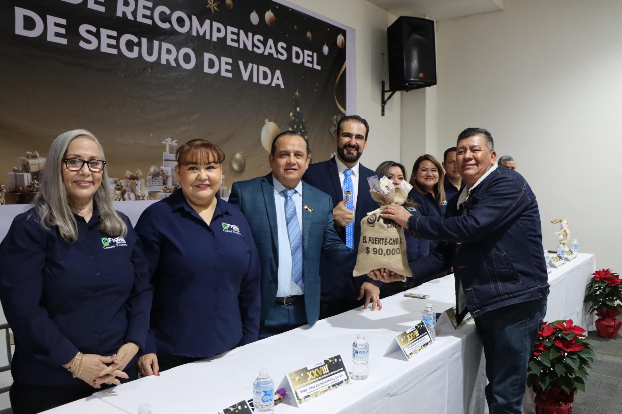 $!Entrega simbólica a socio beneficiado.