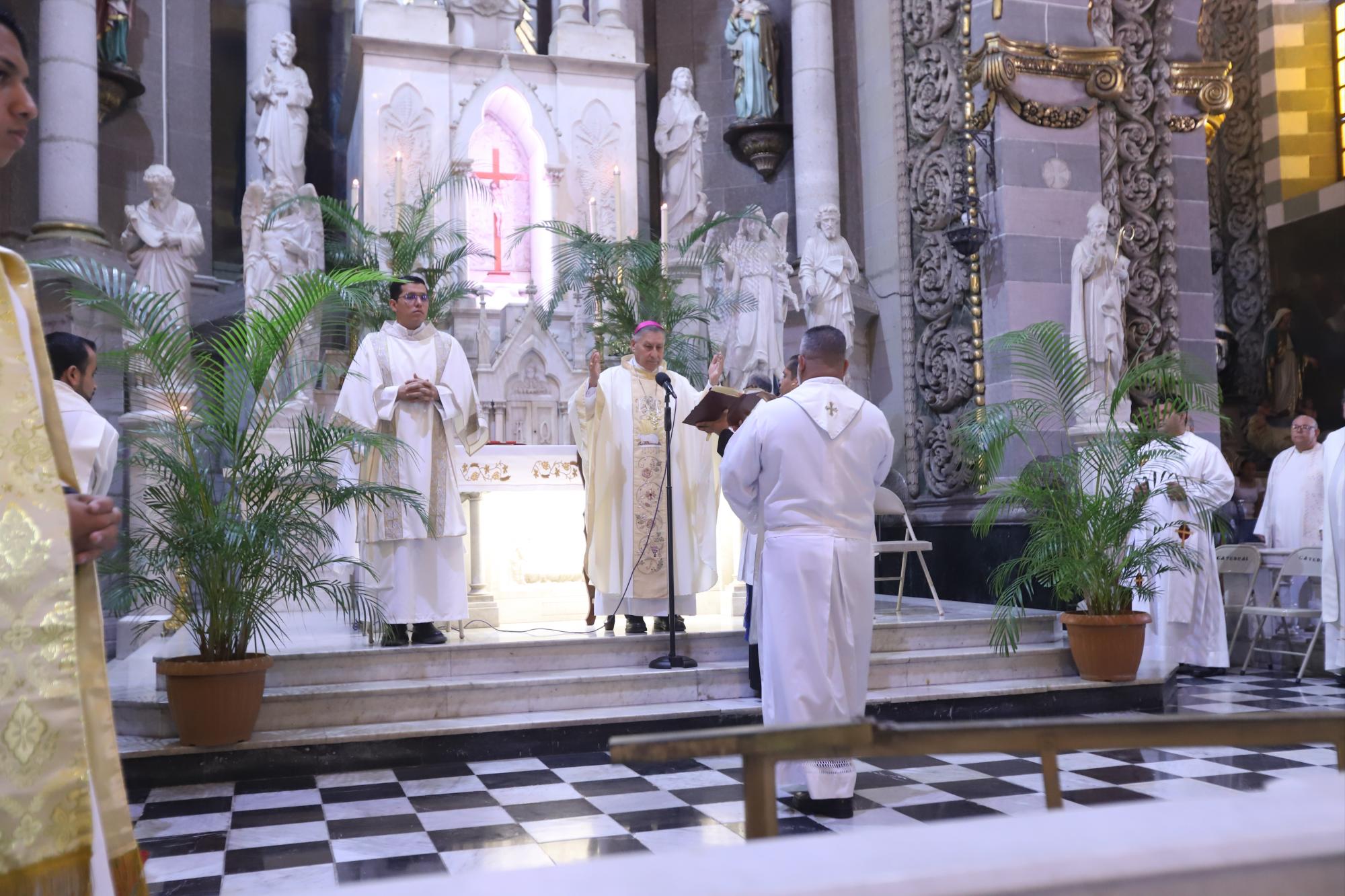 $!El Obispo Mario Espinosa Contreras celebró la misa a la cual acudieron los sacerdotes encargados de las parroquias y rectorías de la Diócesis de Mazatlán.