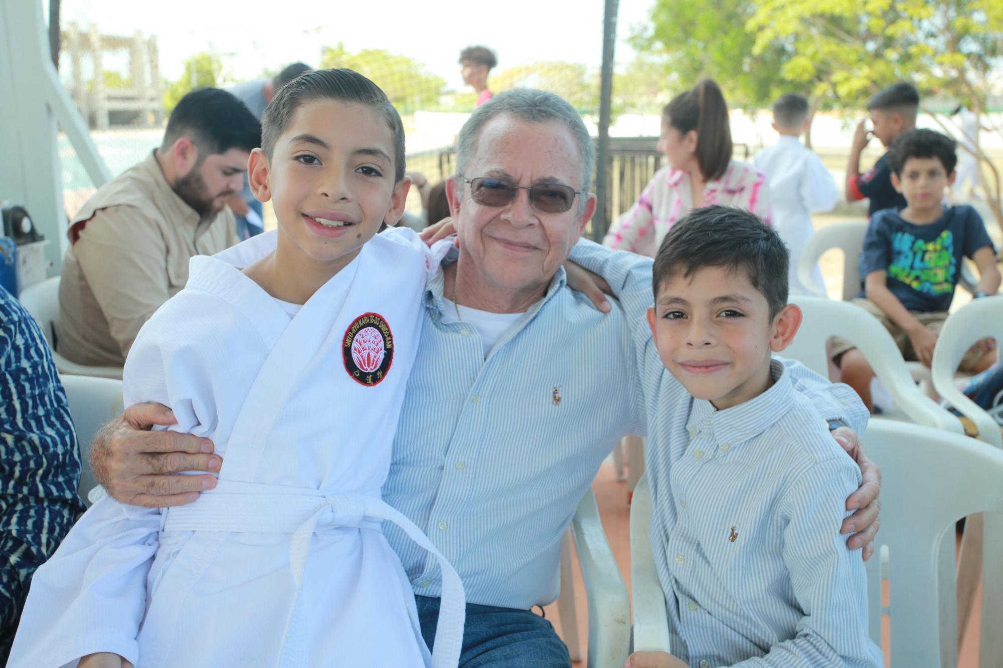 $!Eduardo Gutiérrez entre sus hijos, Lucas Emiliano y Eduardo Gutiérrez Villa.