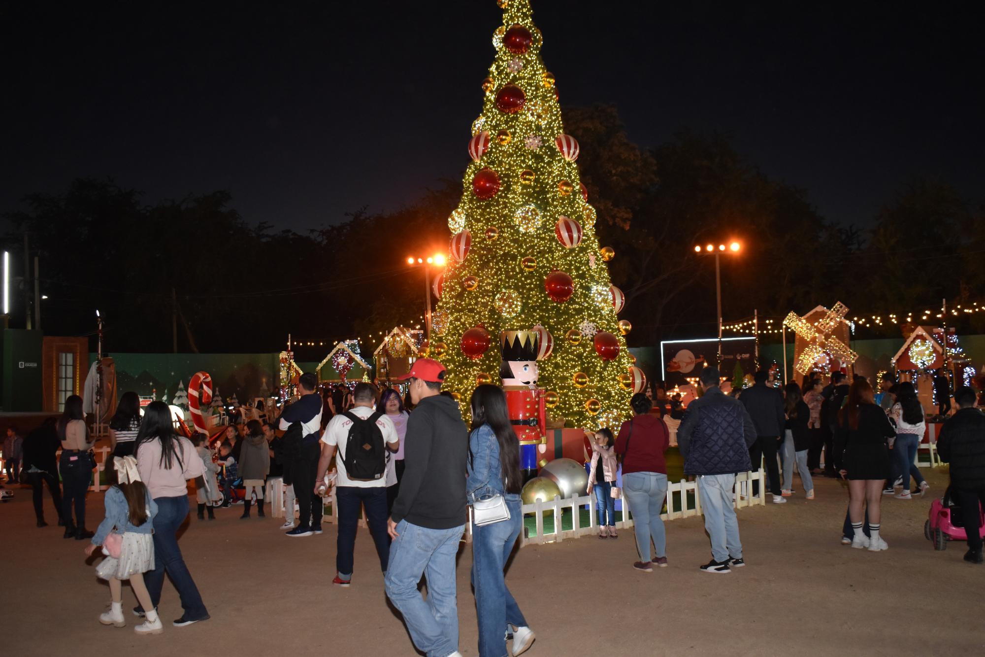 $!Familias culiacanenses se dan el último paseo de temporada por la verbena navideña.