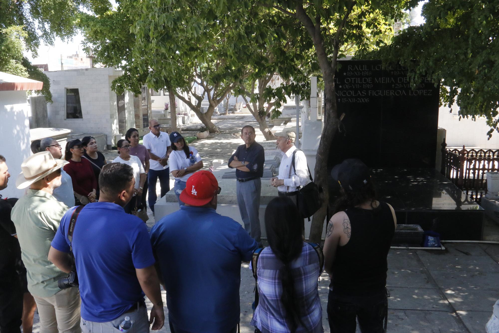 $!El recorrido por el panteón y sus personajes consta de más de hora y media.