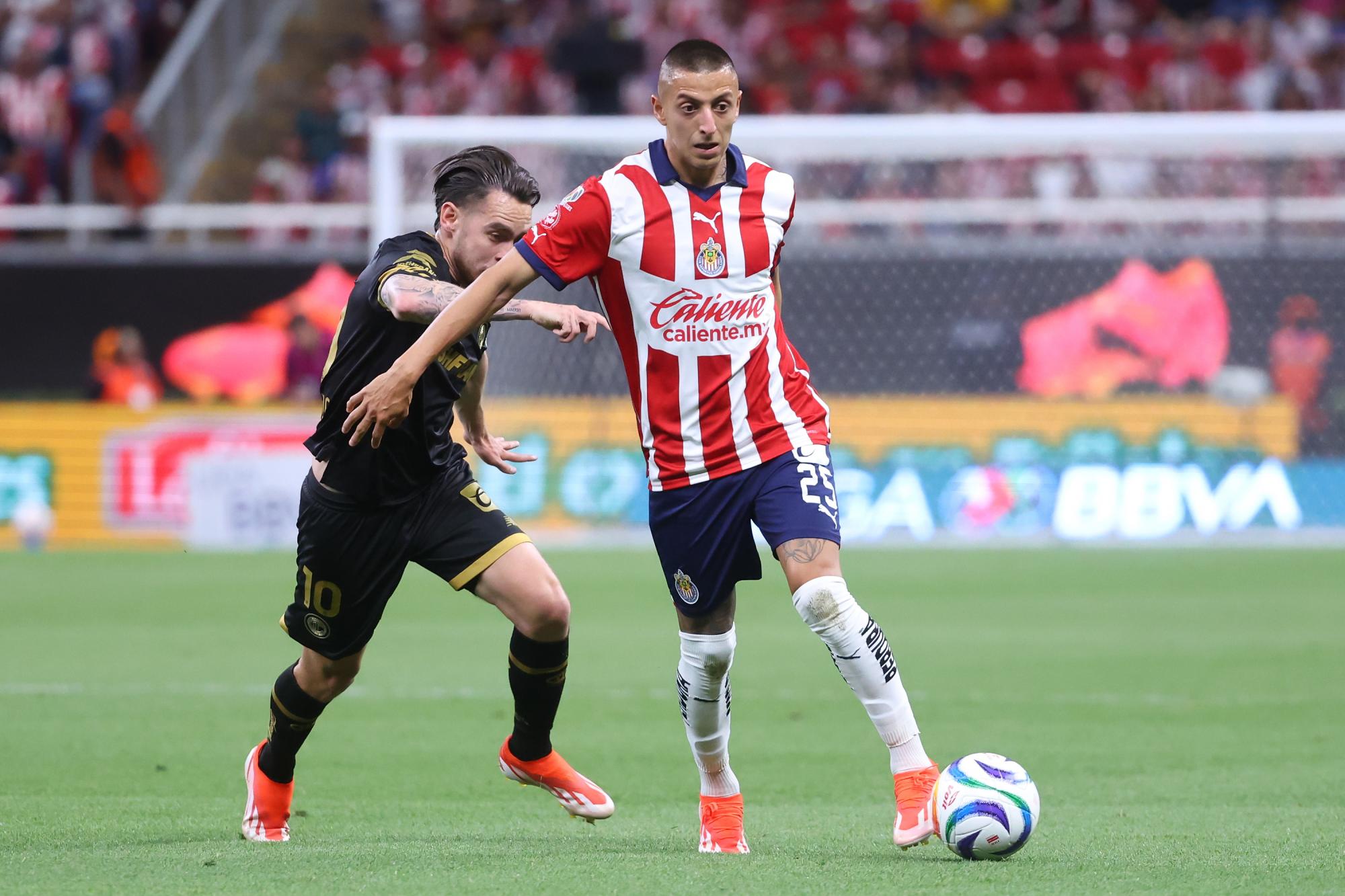 $!Chivas saca mínima ventaja ante Toluca en el Akron