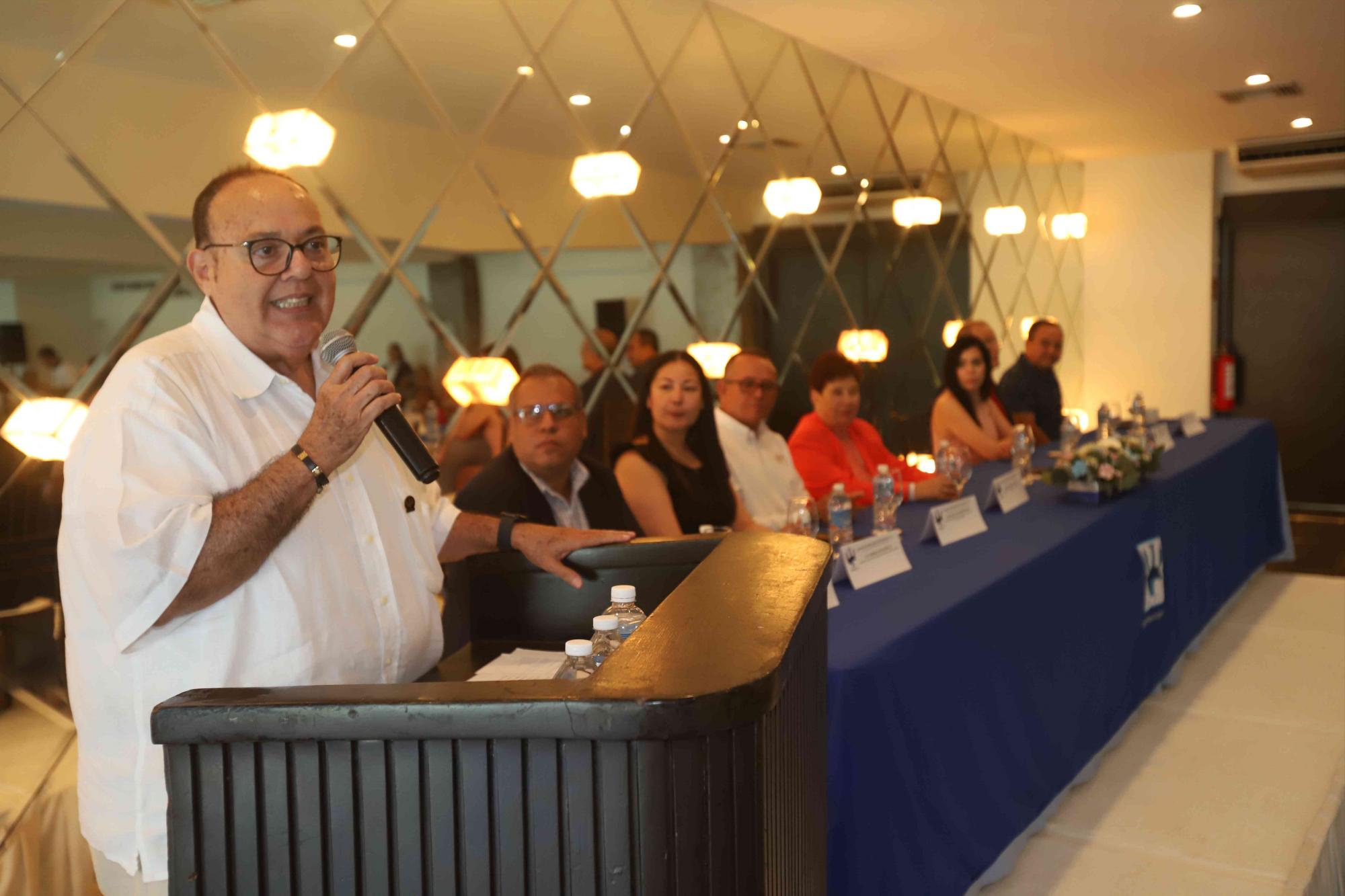 $!Sergio Peña Chavira, presidente Colegio de Psicólogos de Mazatlán, expresó un mensaje de felicitaciones a los presentes.