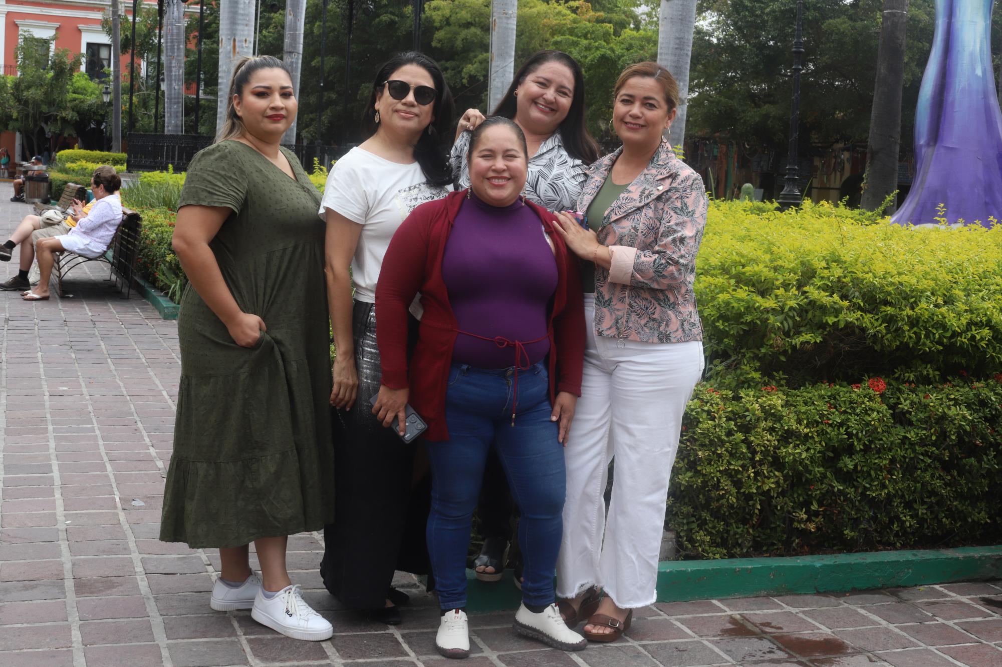 $!Ana Karen García, Guillermina García, Marisela González y Karina Parente. Al frente Carolina Tiznado, del área de Redacción.