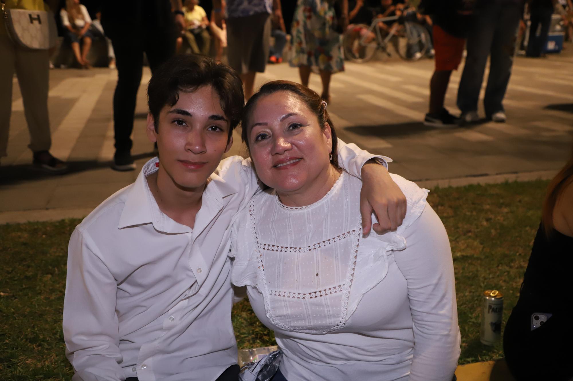 $!Carlos Bermudes junto a su mamá Ángeles López.