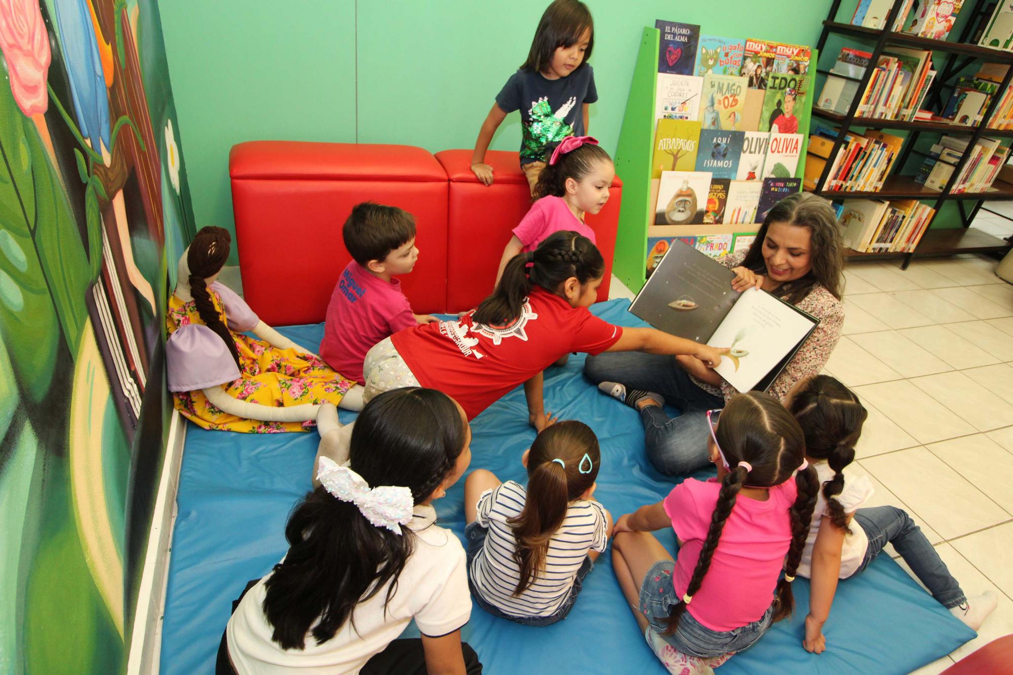 $!Los niños se sorprenden con las narraciones de la tallerista.