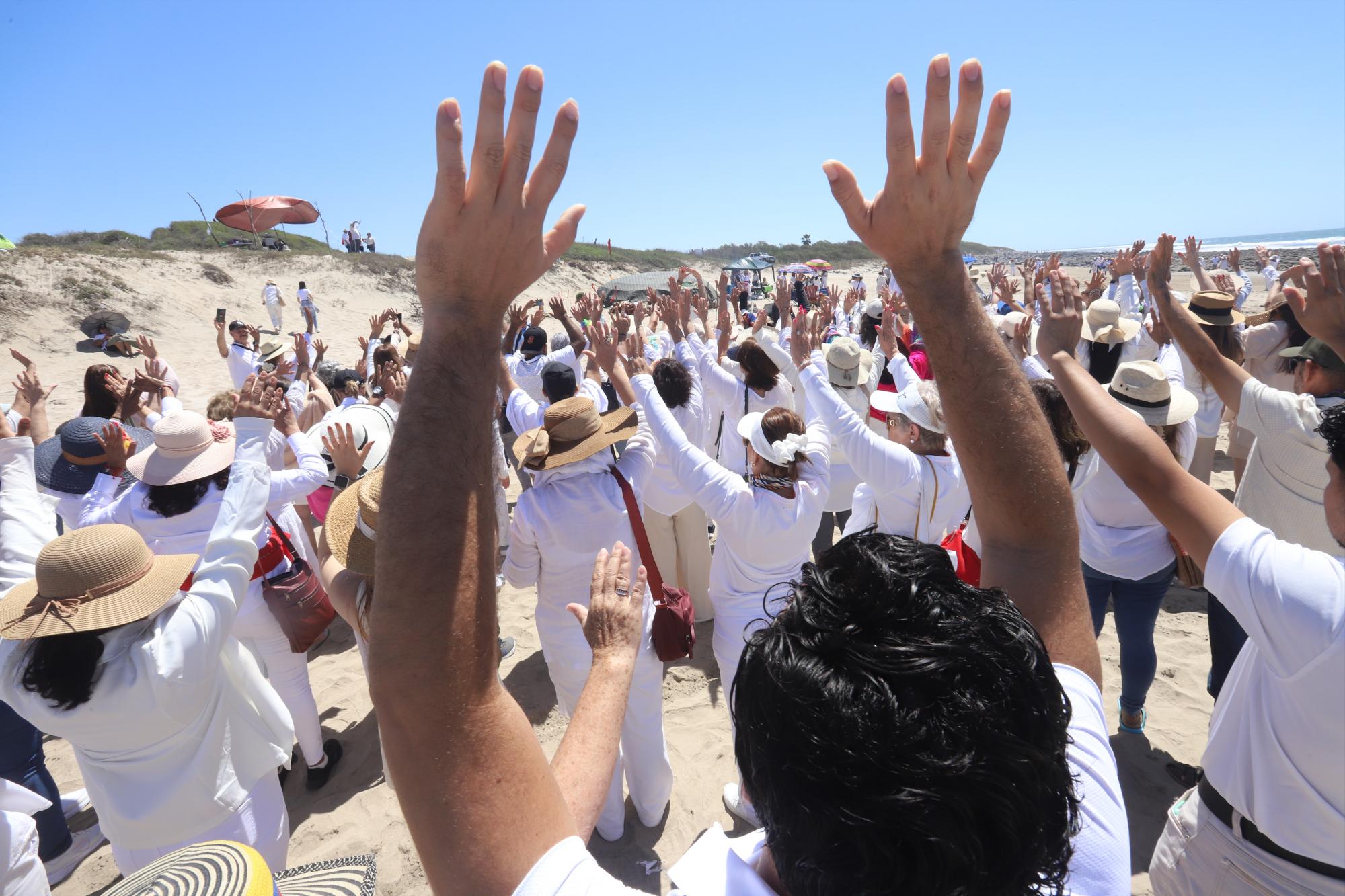 $!Con los brazos levantados hacia el sol, decenas de personas recibieron el Equinoccio de Primavera en Las Labradas.