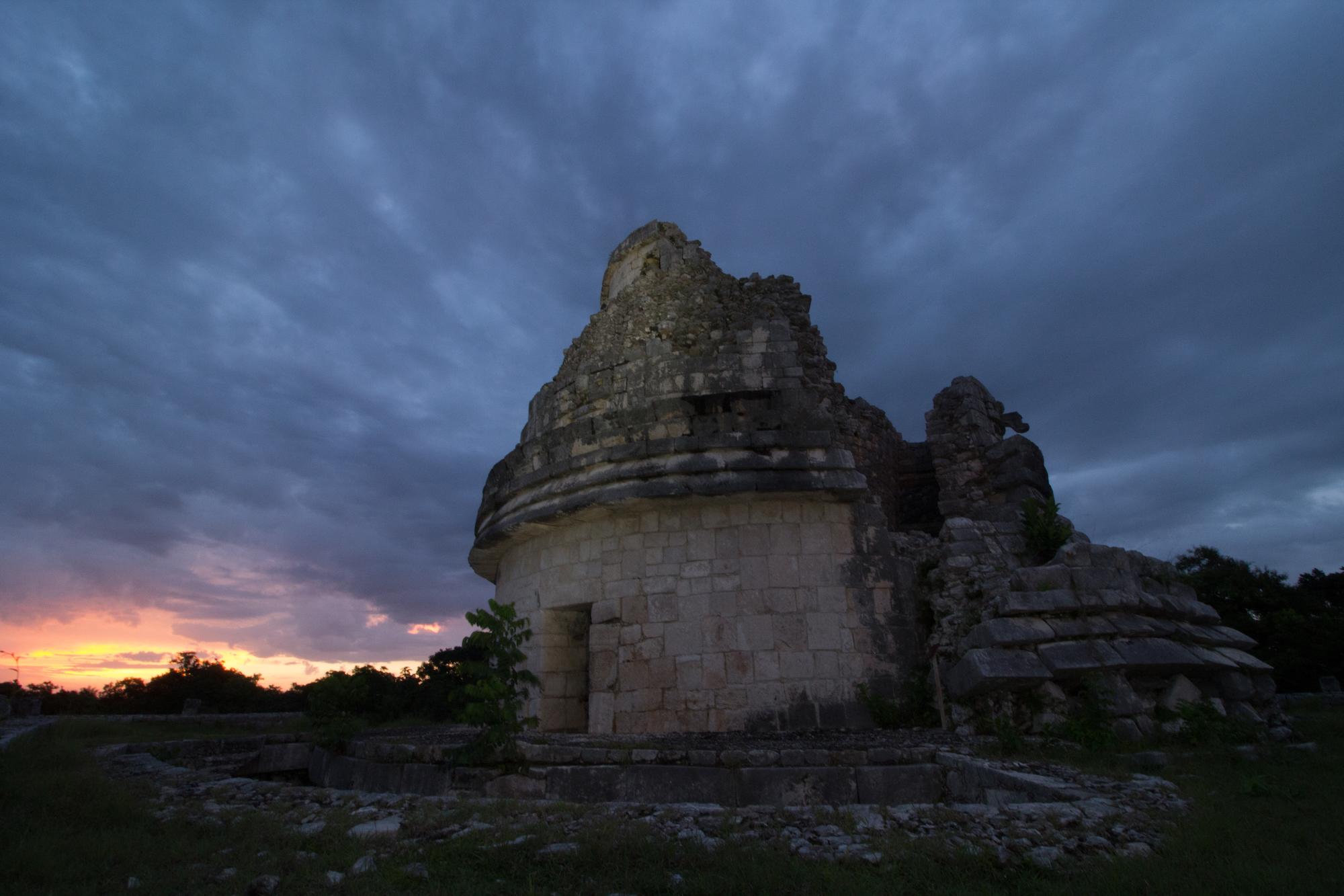 $!El “Observatorio” al atardecer, en Chichén Itzá.