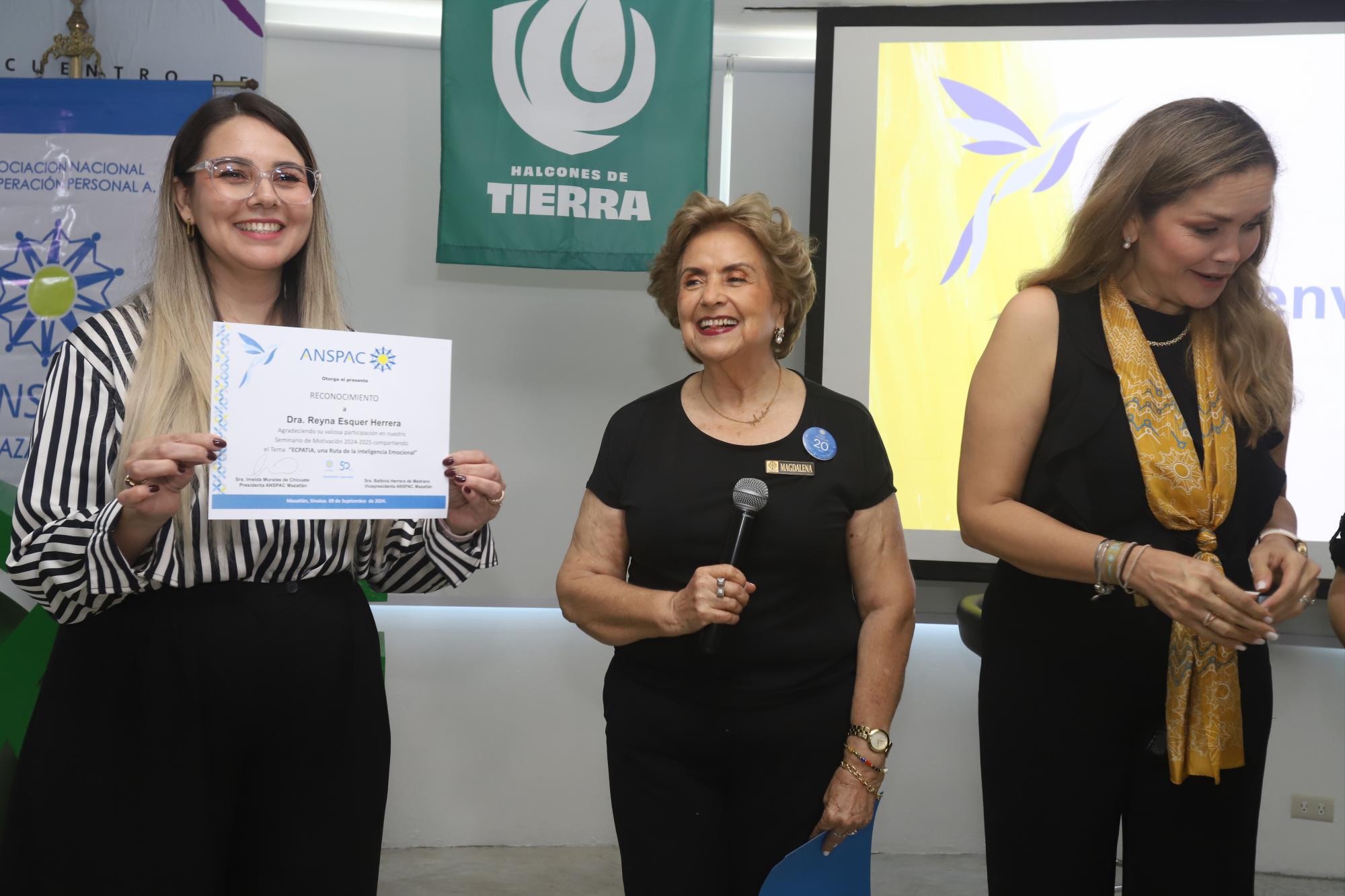 $!Magdalena Lizárraga de Ramírez, del Consejo Directivo, hizo entrega del reconocimiento a Reyna Esquer Herrera.