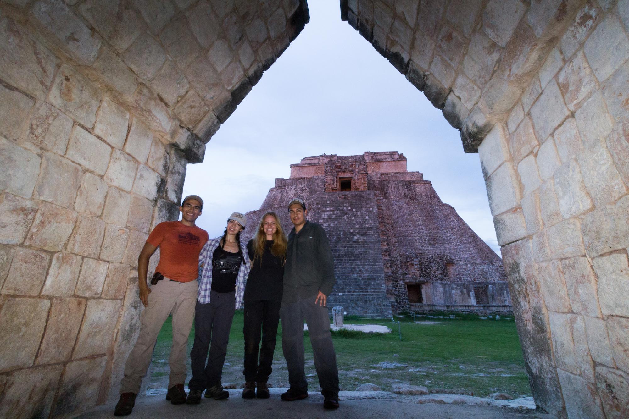 $!Equipo de investigación en Uxmal. De izquierda a derecha: Ganesh Marín, Daniela Cafaggi, Camila Raven y Daniel Ramos.