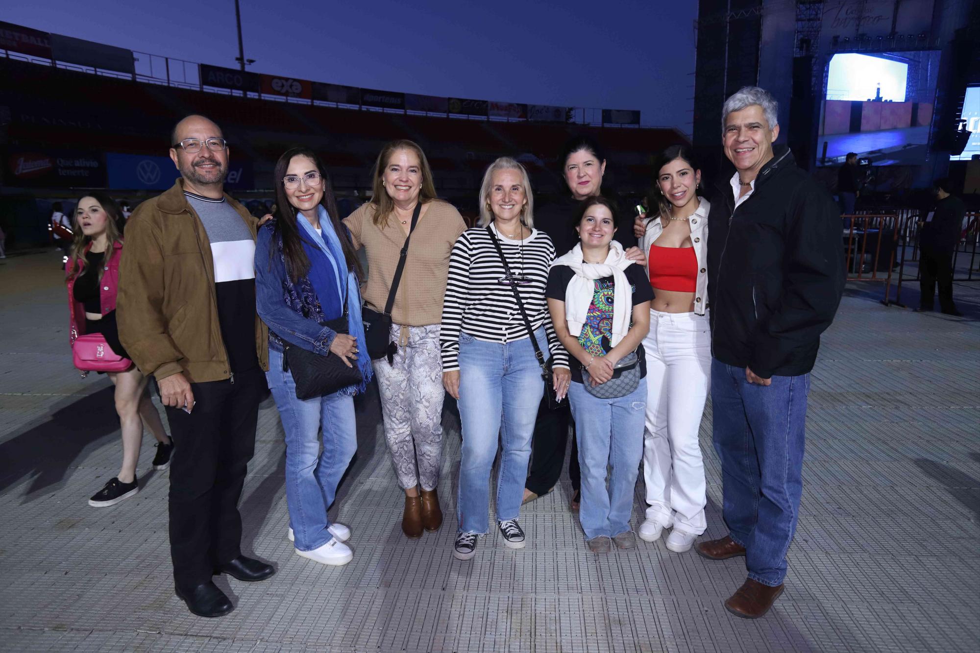 $!Jorge y Hortensia Aguiar, Cristina Peña, Perla y Pía Sanhueza, junto a Gabriela, Ana Sofía y Enrique Miranda.